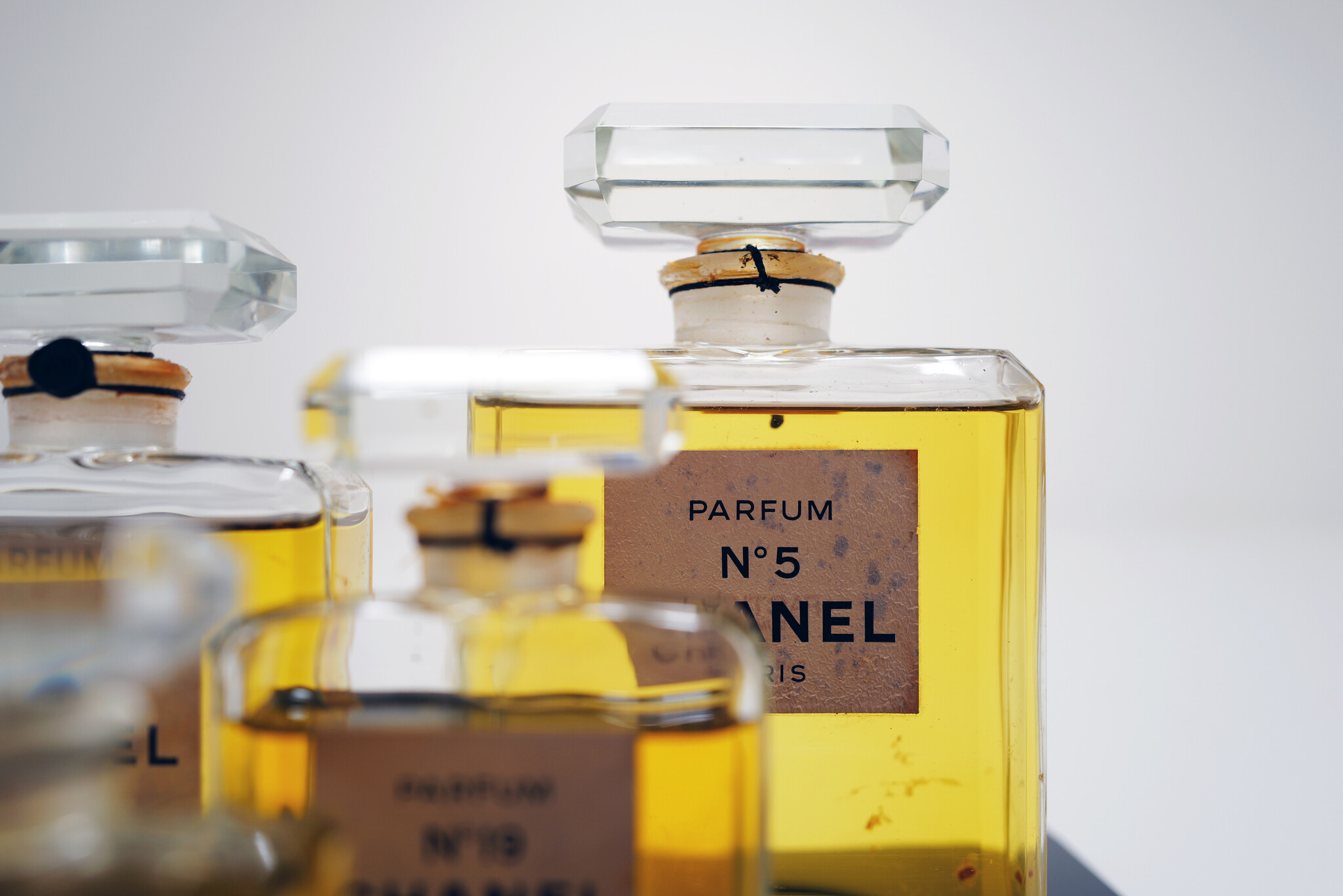 Vintage Chanel parfumflacons in plexi vitrine, 1980s
