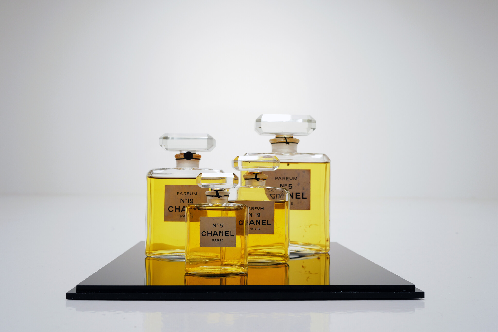 Vintage Chanel parfumflacons in plexi vitrine, 1980s