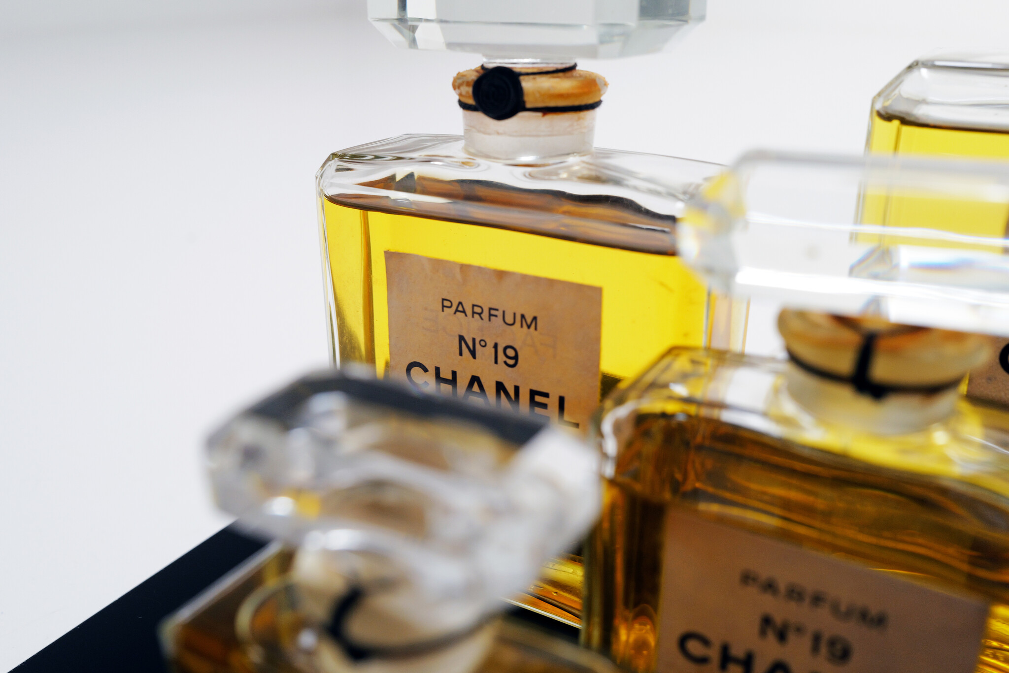 Vintage Chanel parfumflacons in plexi vitrine, 1980s