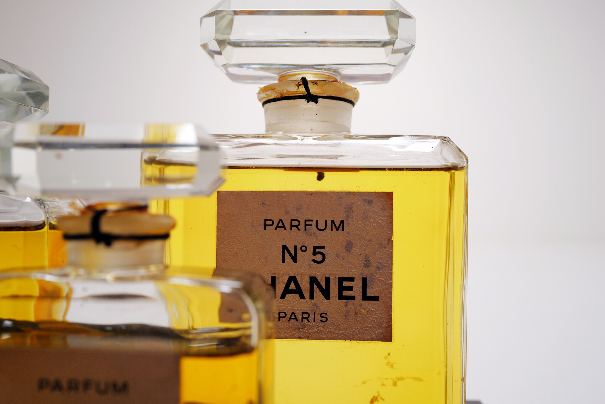 Vintage Chanel parfumflacons in plexi vitrine, 1980s