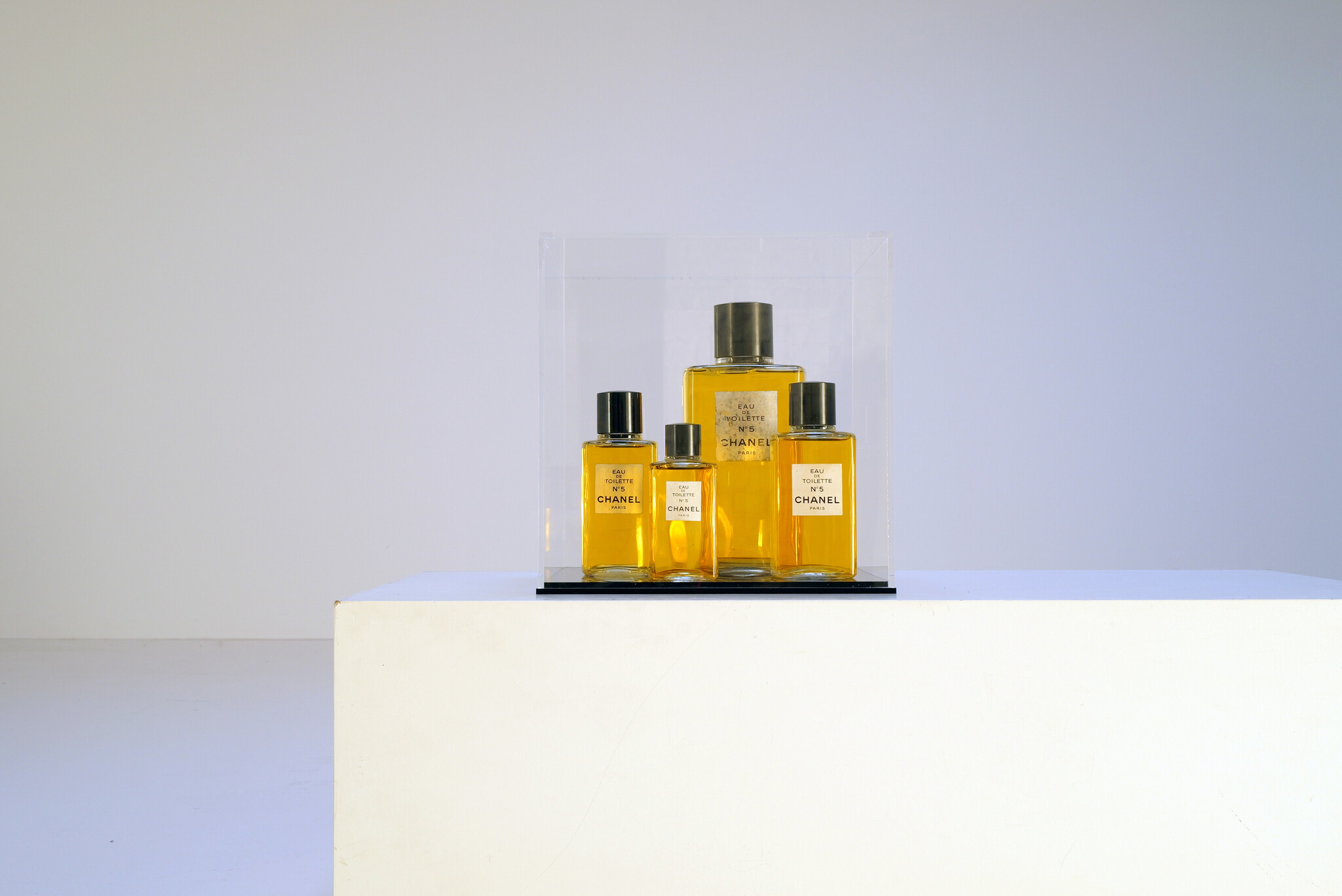 Vintage Chanel parfumflacons in plexi vitrine, 1980s