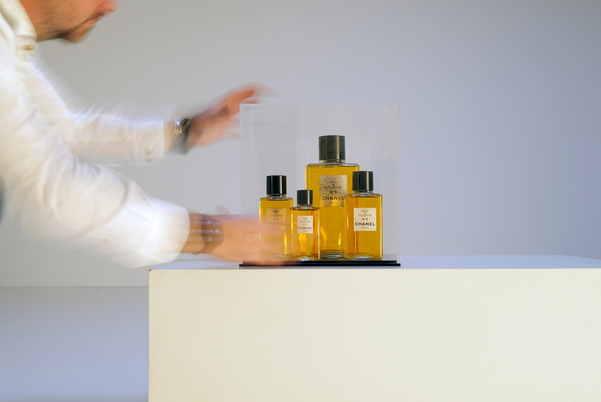 Vintage Chanel parfumflacons in plexi vitrine, 1980s