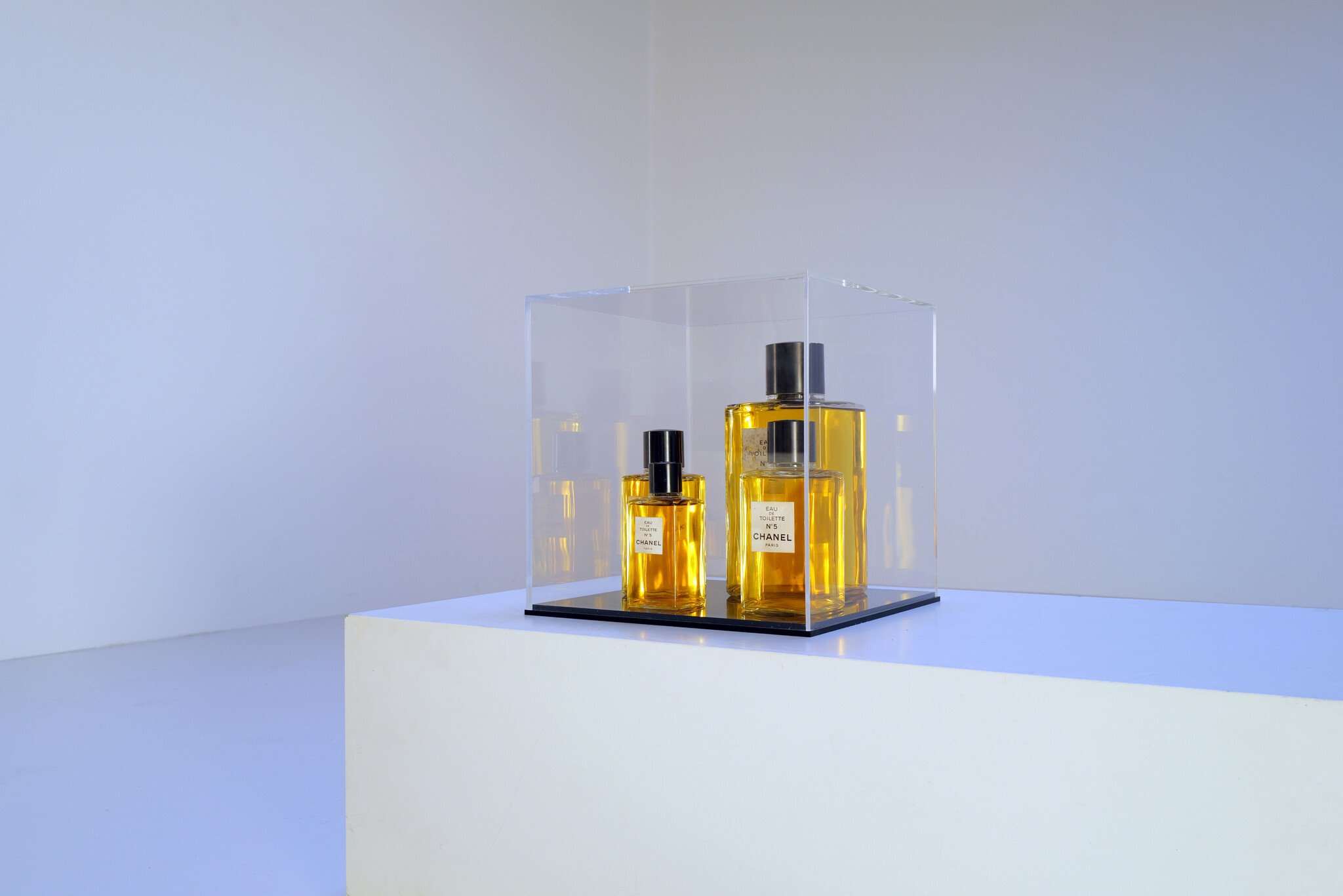 Vintage Chanel parfumflacons in plexi vitrine, 1980s