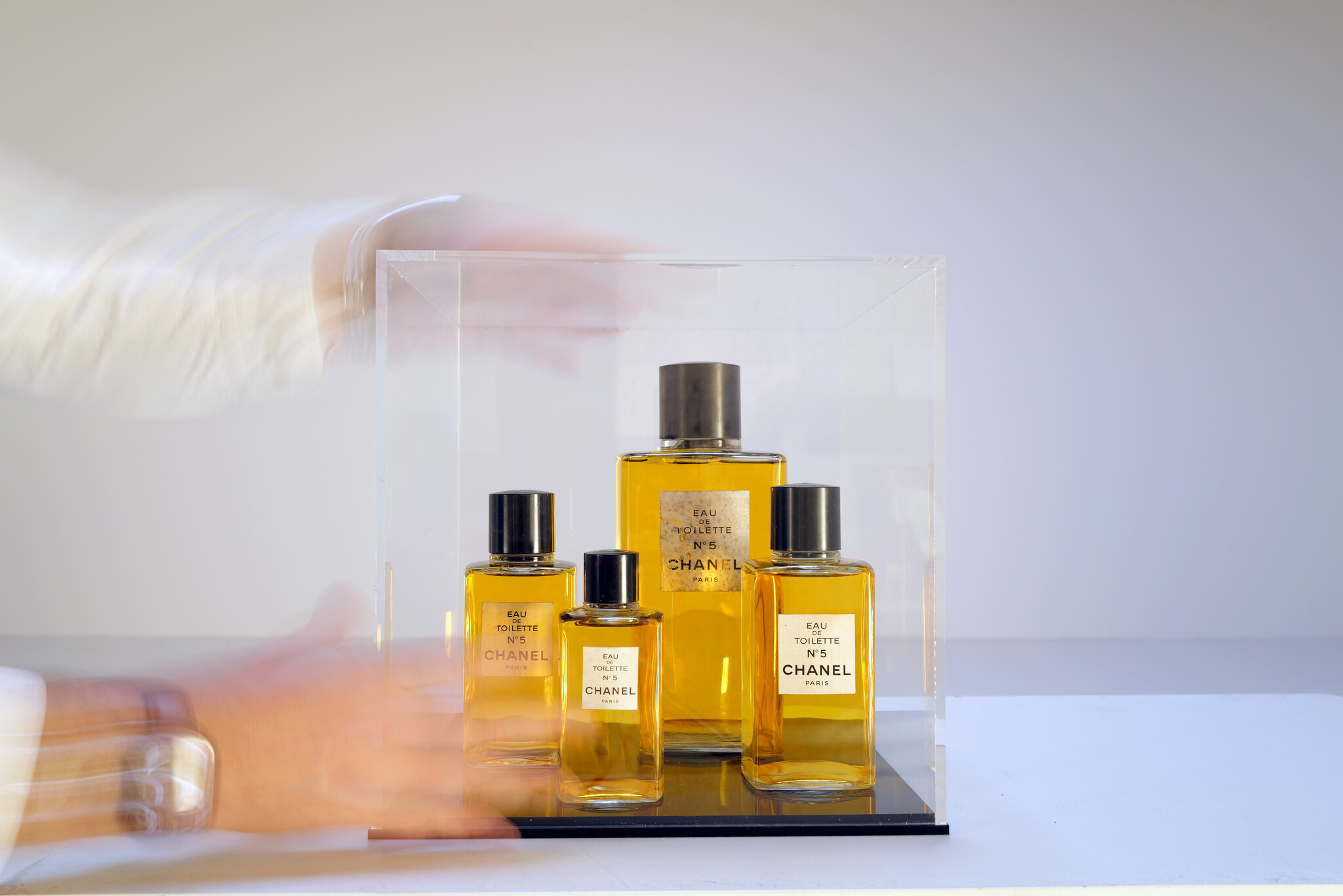 Vintage Chanel parfumflacons in plexi vitrine, 1980s