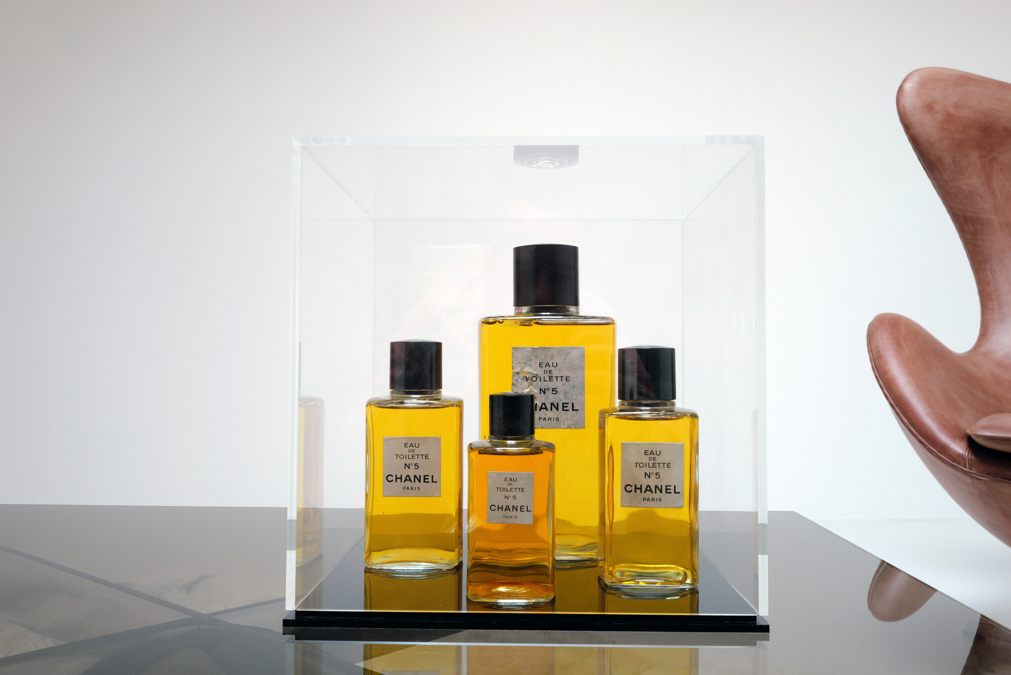 Vintage Chanel parfumflacons in plexi vitrine, 1980s