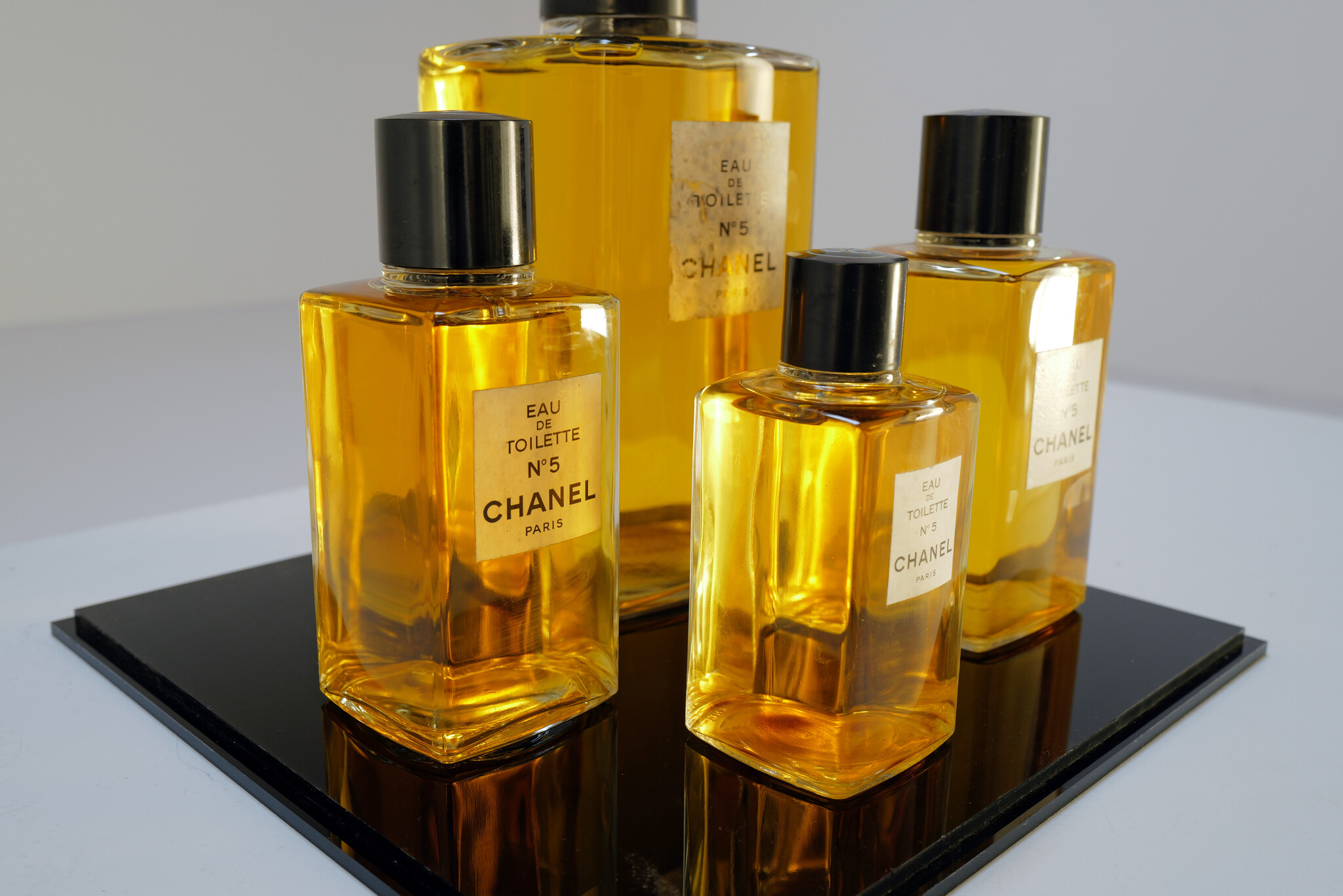 Vintage Chanel parfumflacons in plexi vitrine, 1980s