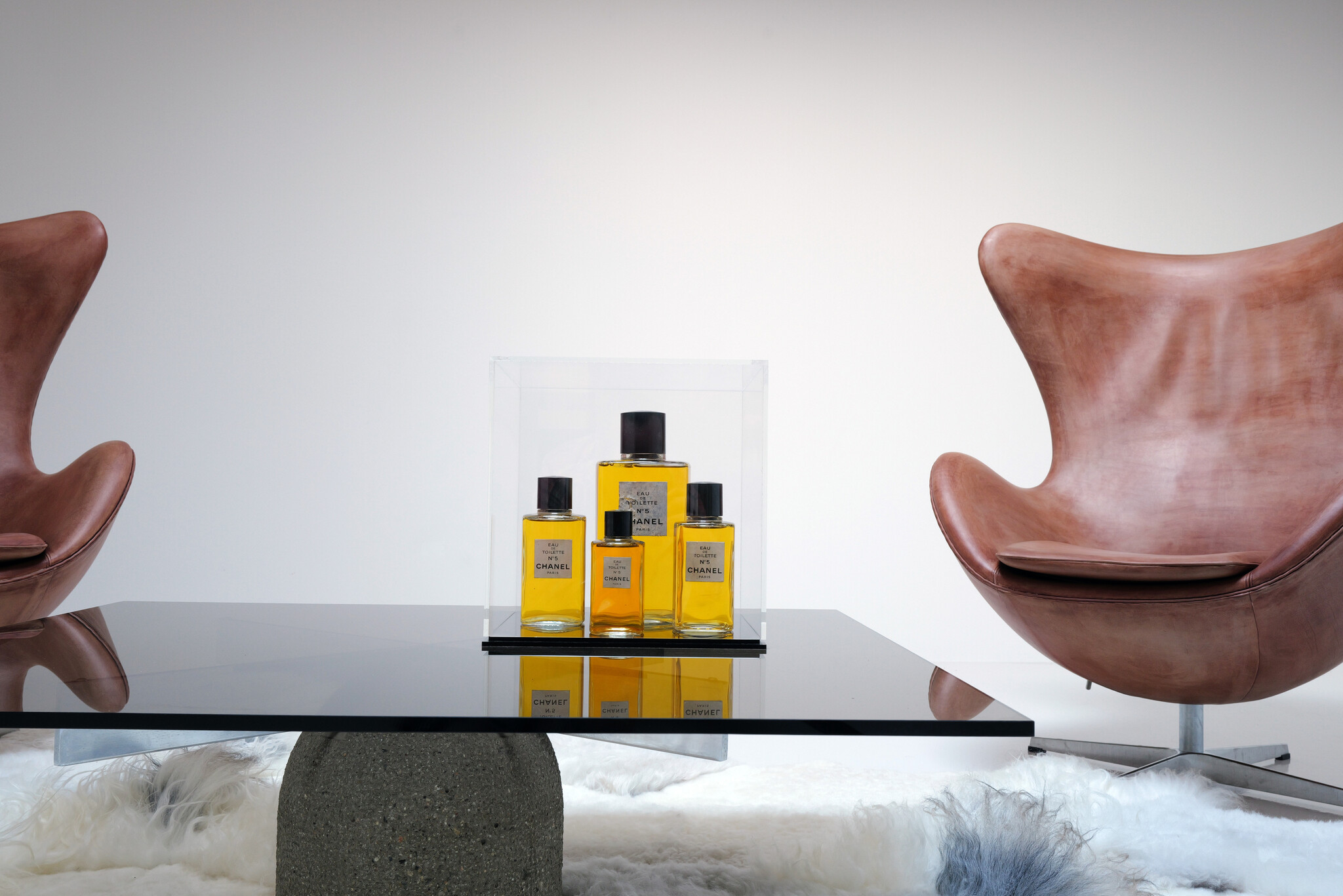 Vintage Chanel parfumflacons in plexi vitrine, 1980s