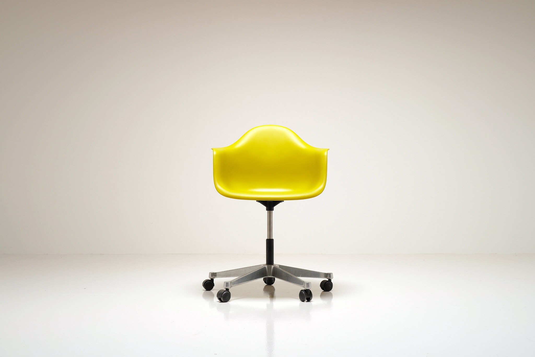 Vitra Eames Plastic Chair PACC bureaustoel van Charles & Ray Eames