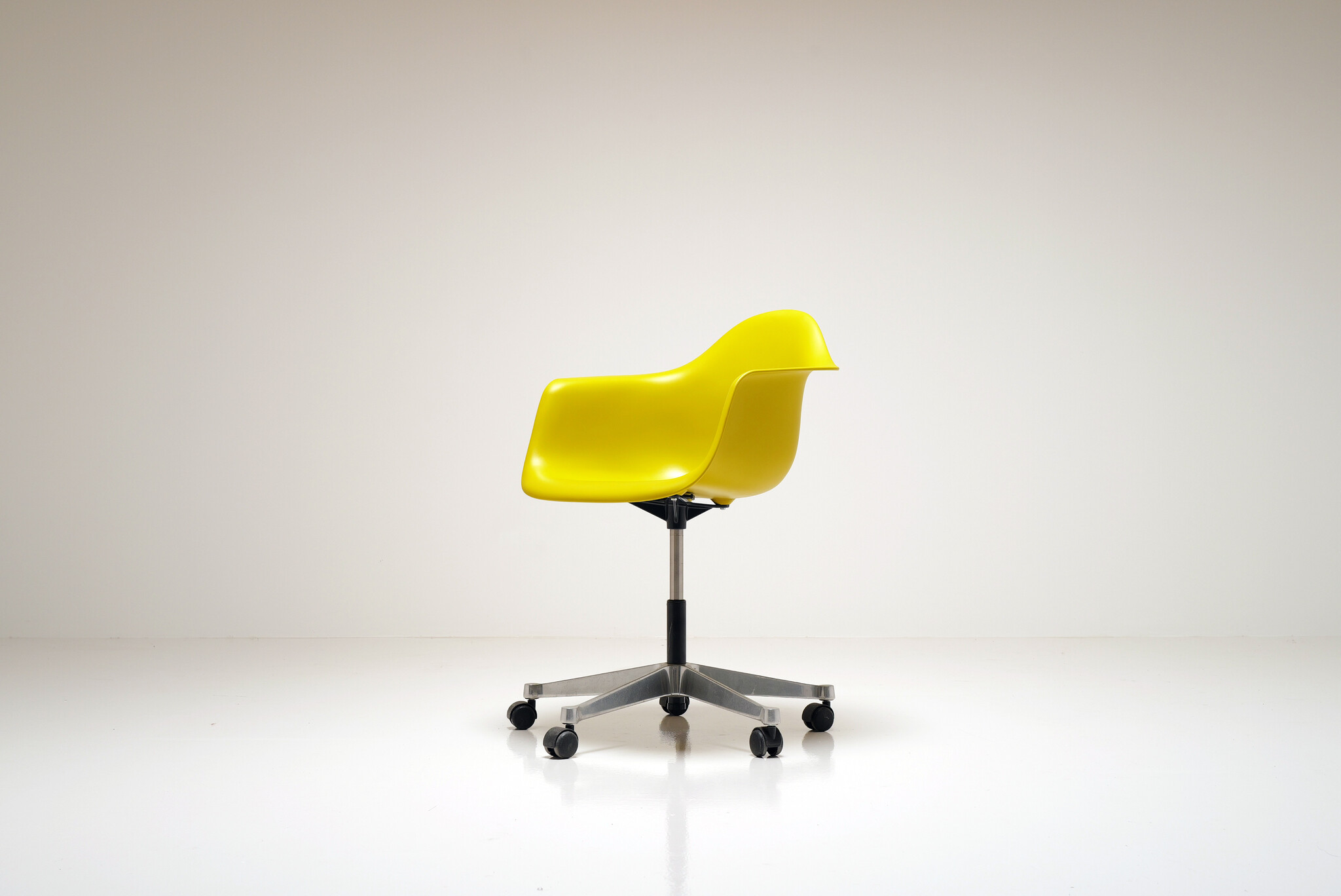 Vitra Eames Plastic Chair PACC bureaustoel van Charles & Ray Eames