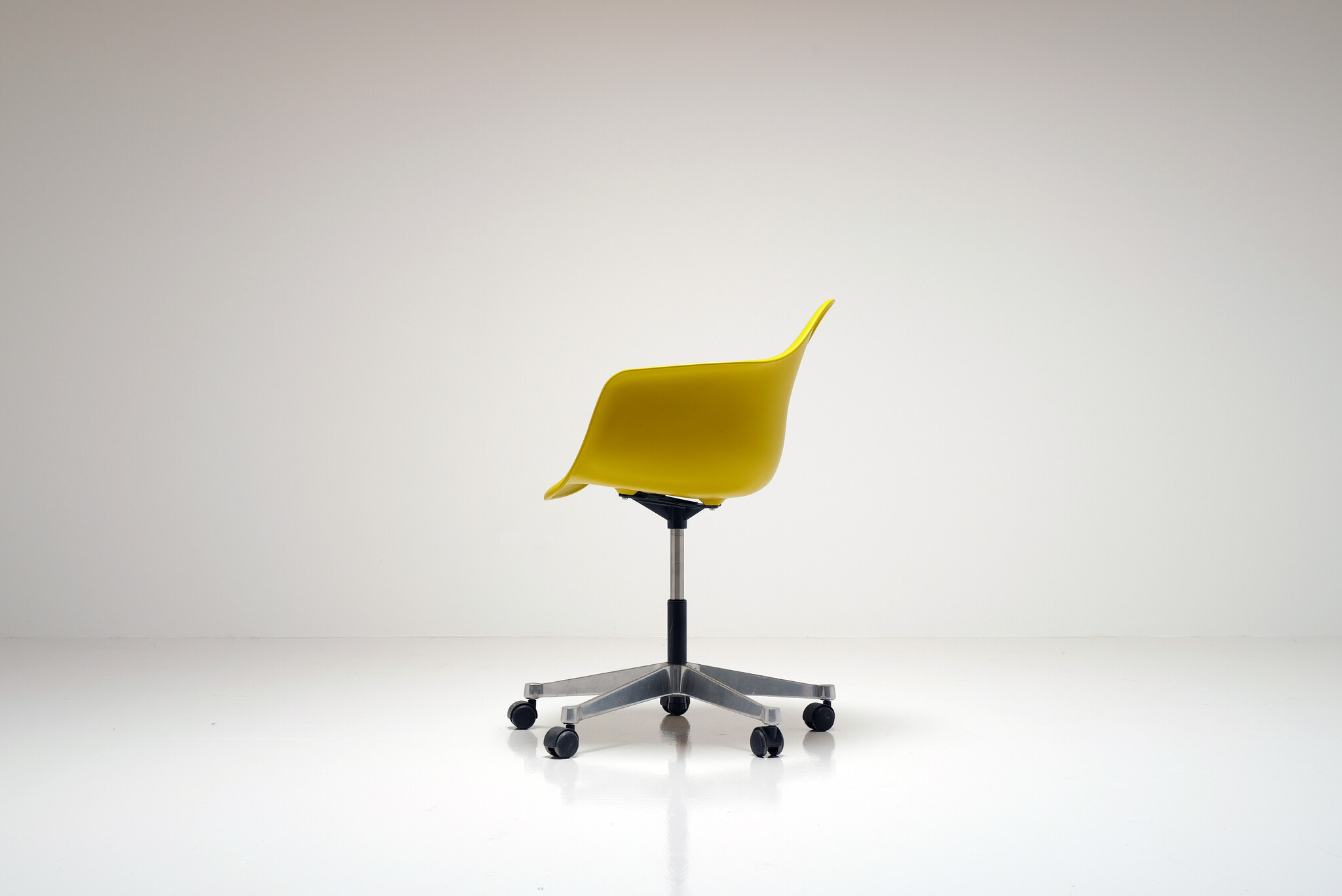 Vitra Eames Plastic Chair PACC bureaustoel van Charles & Ray Eames