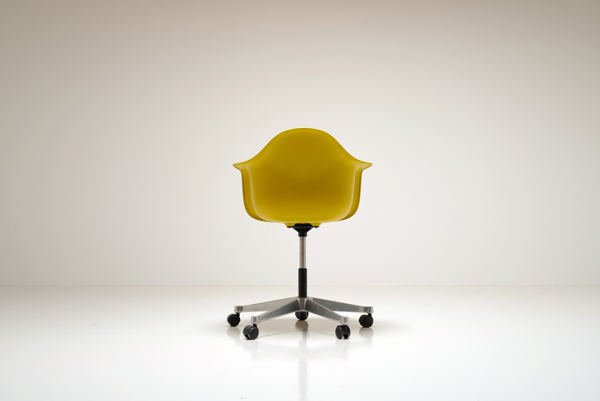 Vitra Eames Plastic Chair PACC bureaustoel van Charles & Ray Eames