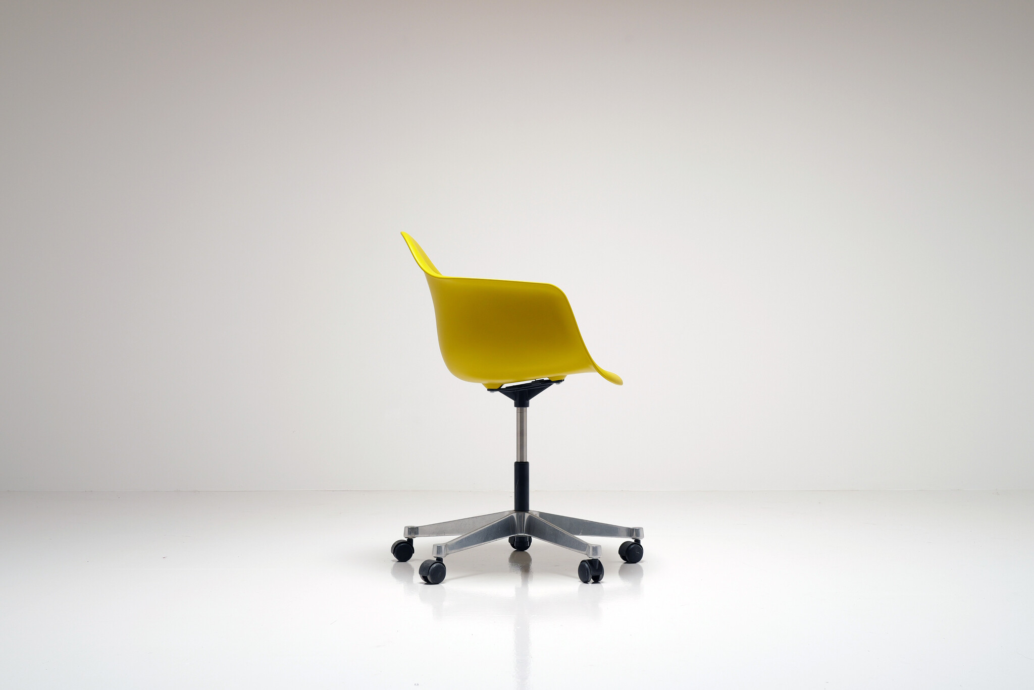 Vitra Eames Plastic Chair PACC bureaustoel van Charles & Ray Eames