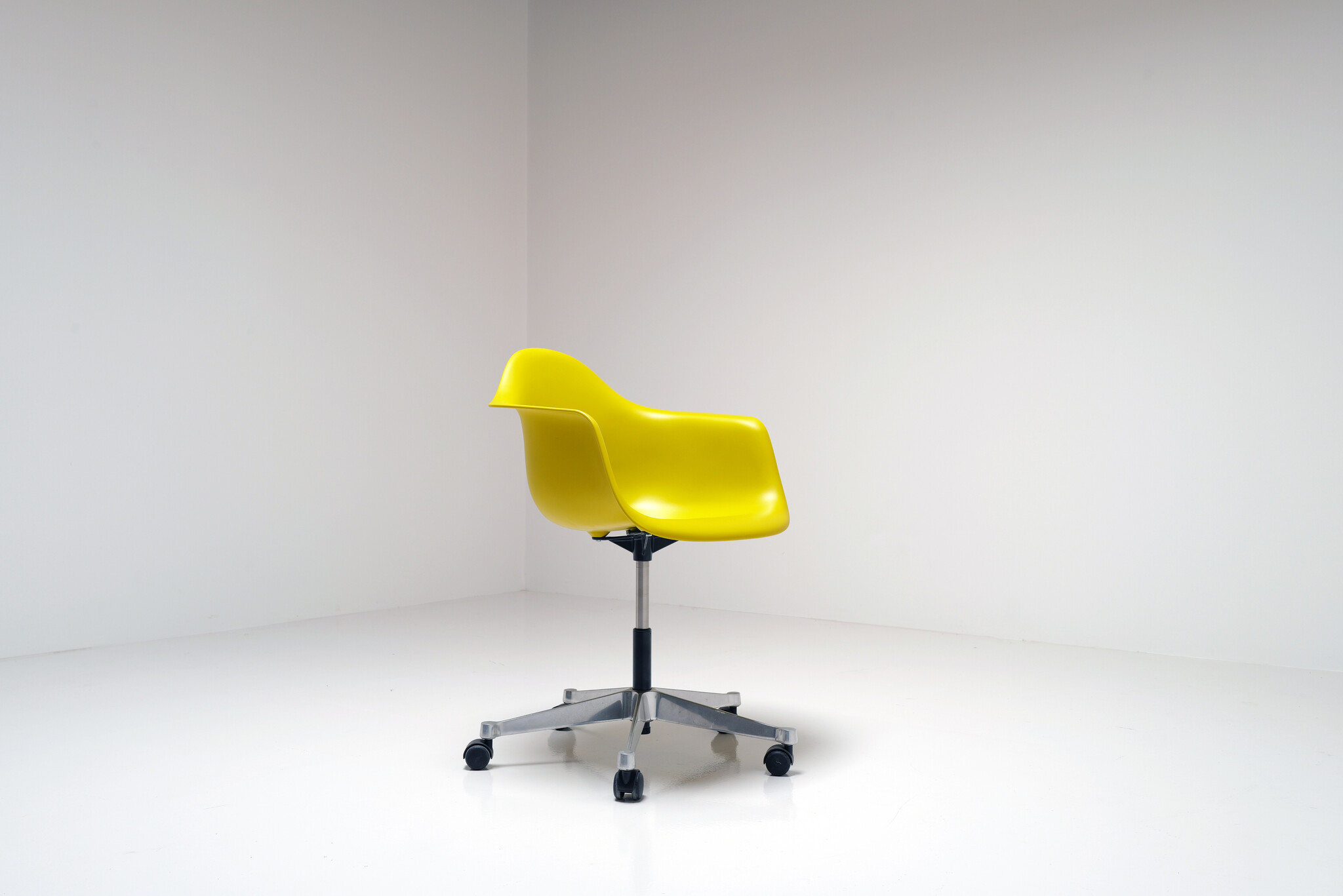 Vitra Eames Plastic Chair PACC bureaustoel van Charles & Ray Eames