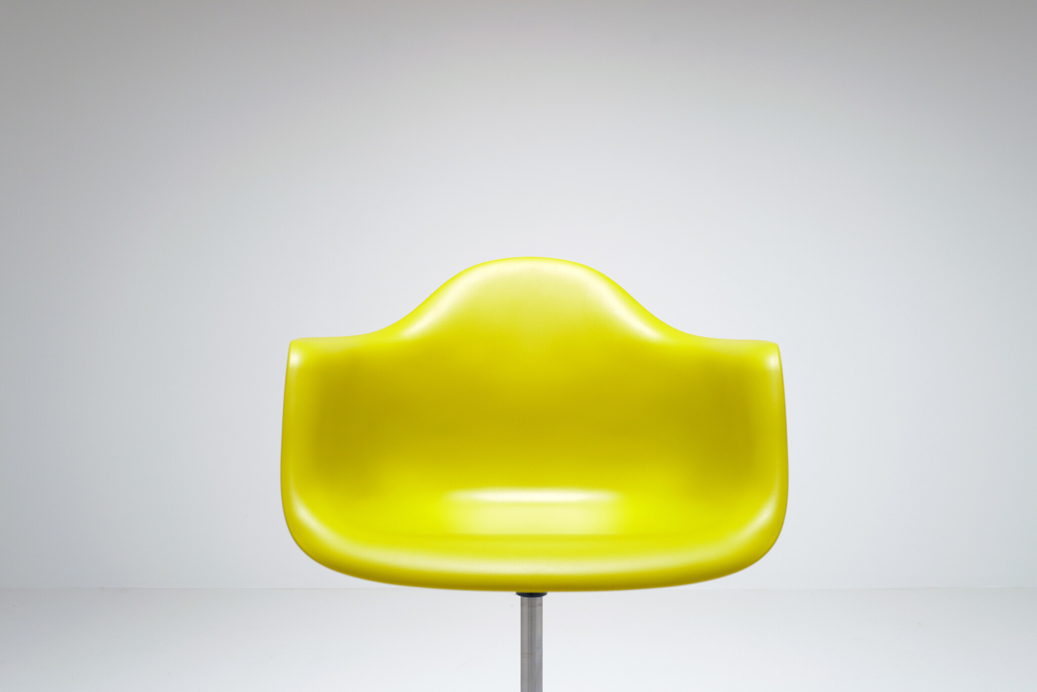 Vitra Eames Plastic Chair PACC bureaustoel van Charles & Ray Eames