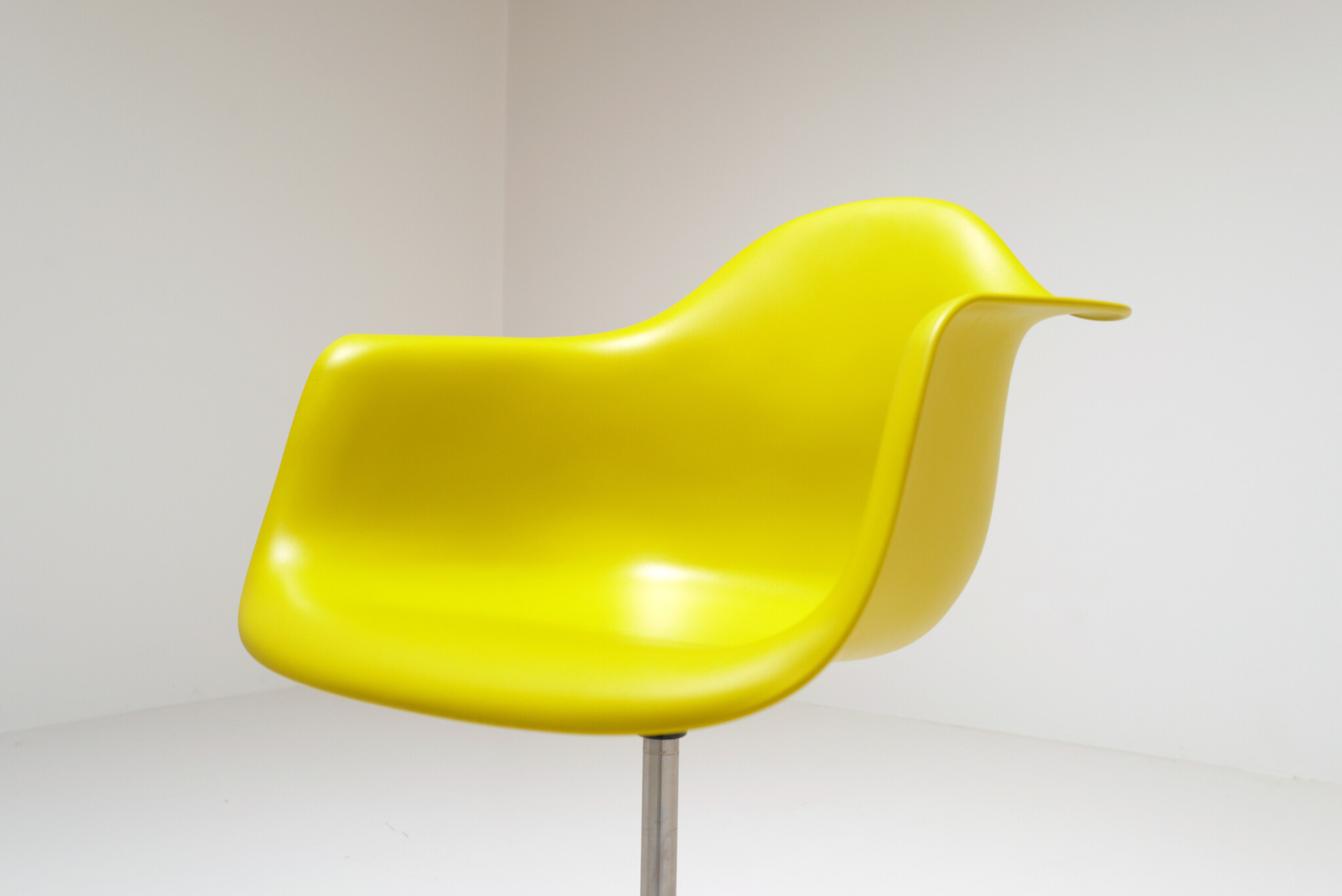 Vitra Eames Plastic Chair PACC bureaustoel van Charles & Ray Eames