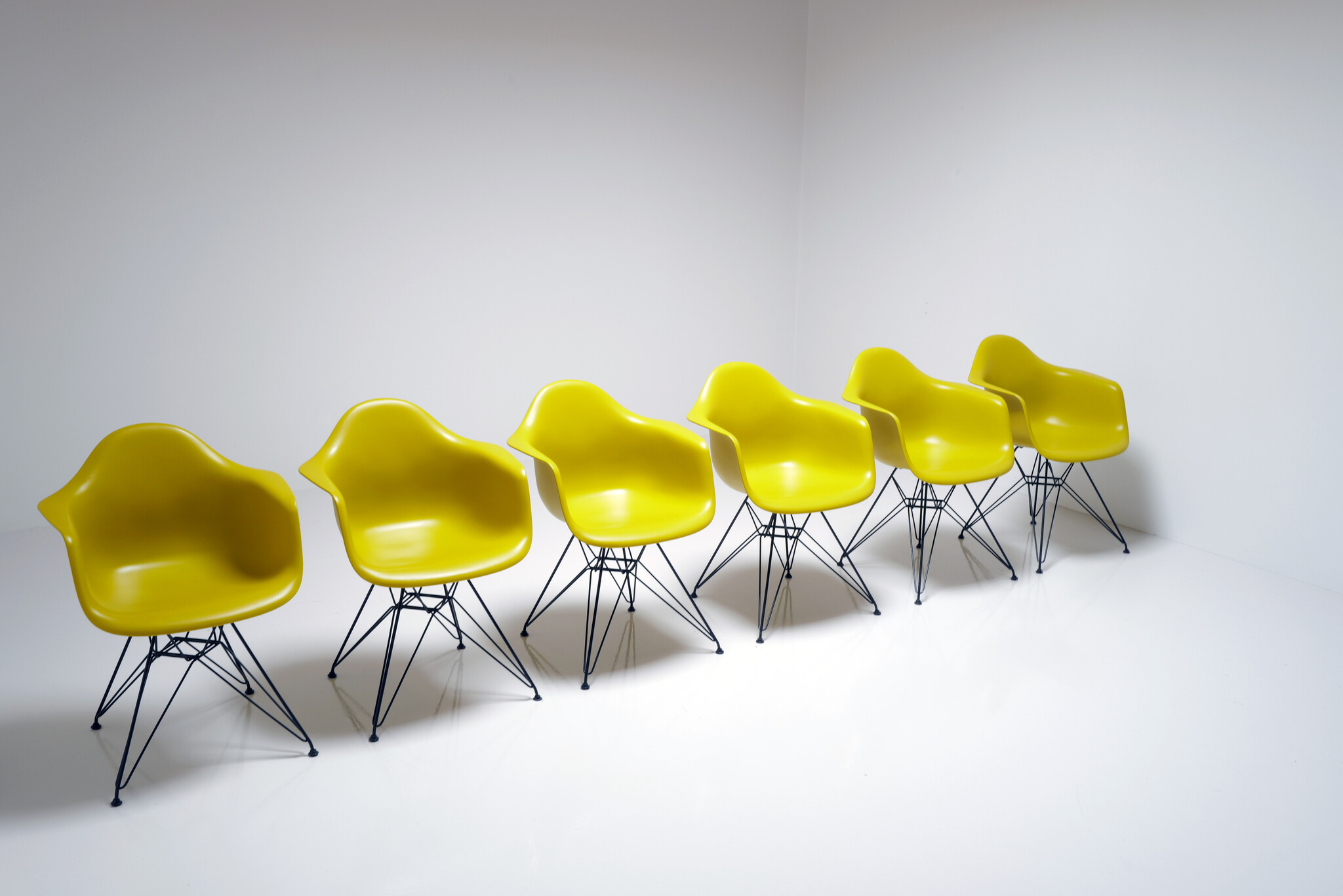 Set van 6 Eames Plastic Chairs DAR van Charles & Ray Eames