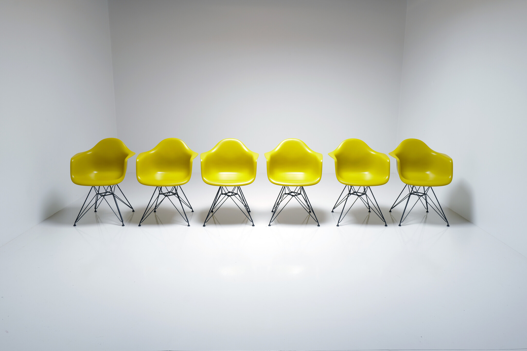 Set van 6 Eames Plastic Chairs DAR van Charles & Ray Eames