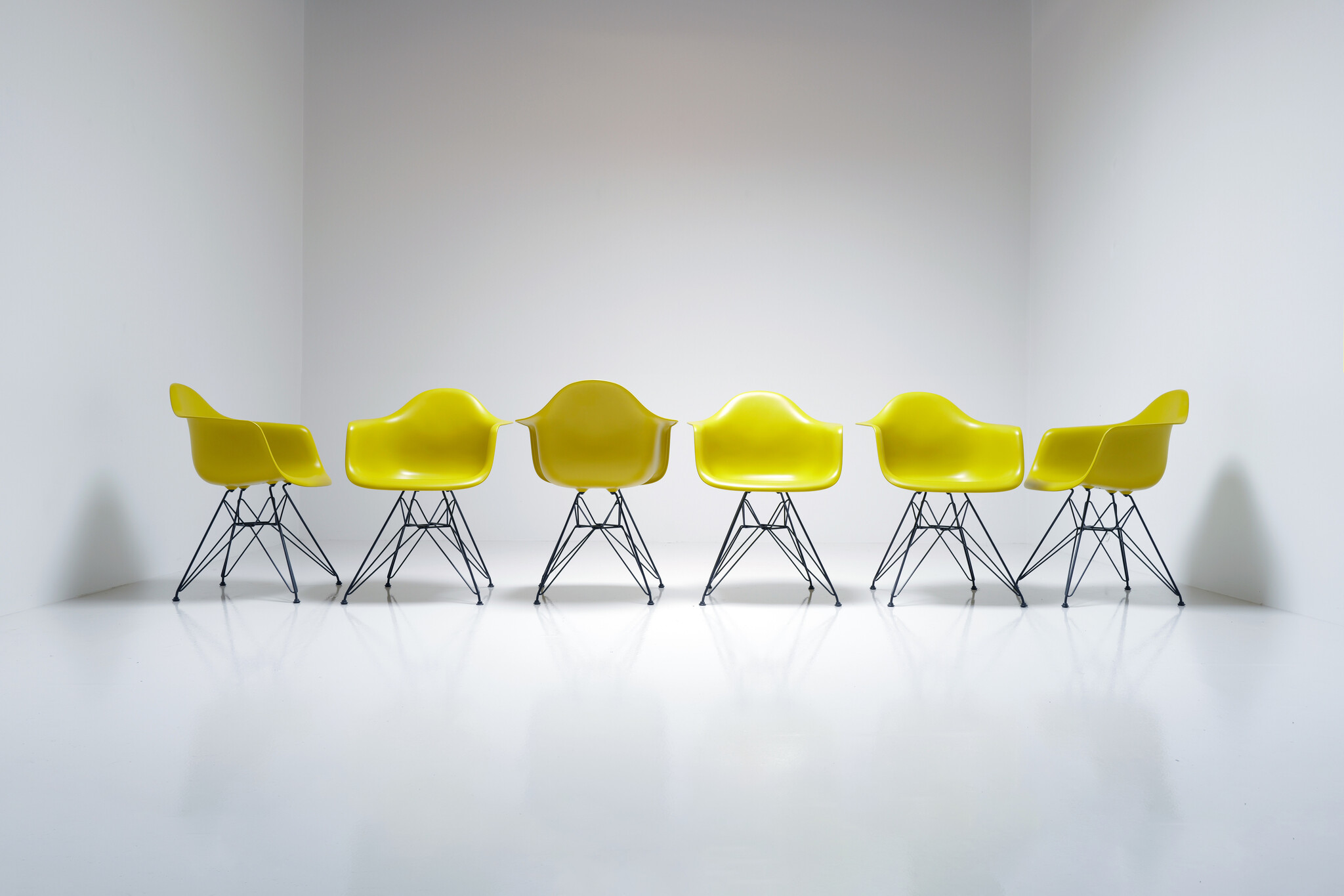 Set van 6 Eames Plastic Chairs DAR van Charles & Ray Eames