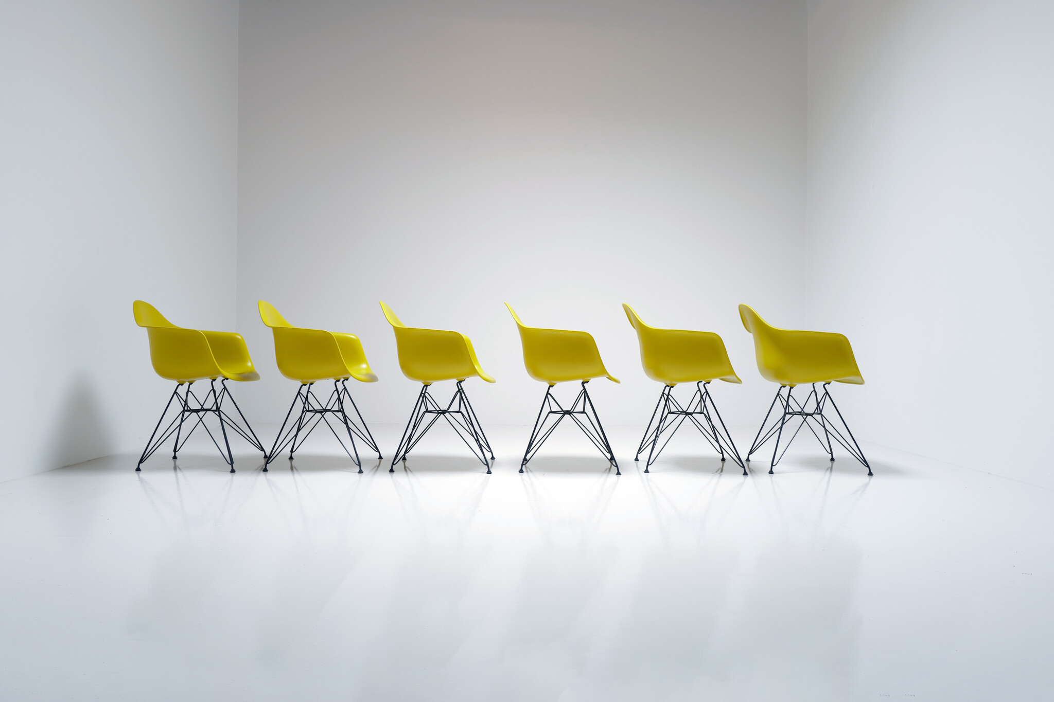 Set van 6 Eames Plastic Chairs DAR van Charles & Ray Eames