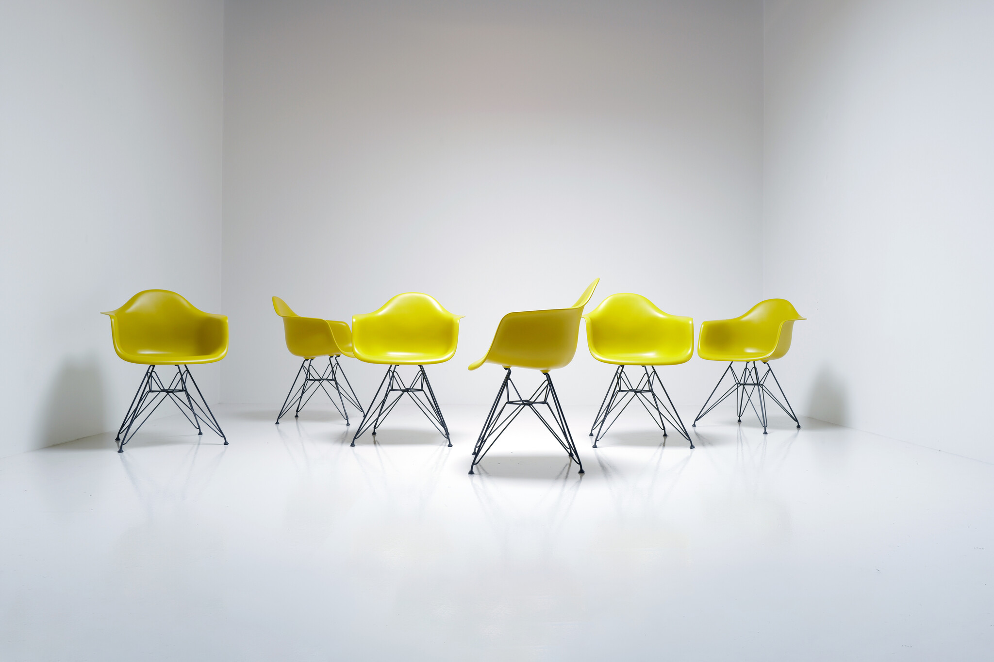 Set van 6 Eames Plastic Chairs DAR van Charles & Ray Eames
