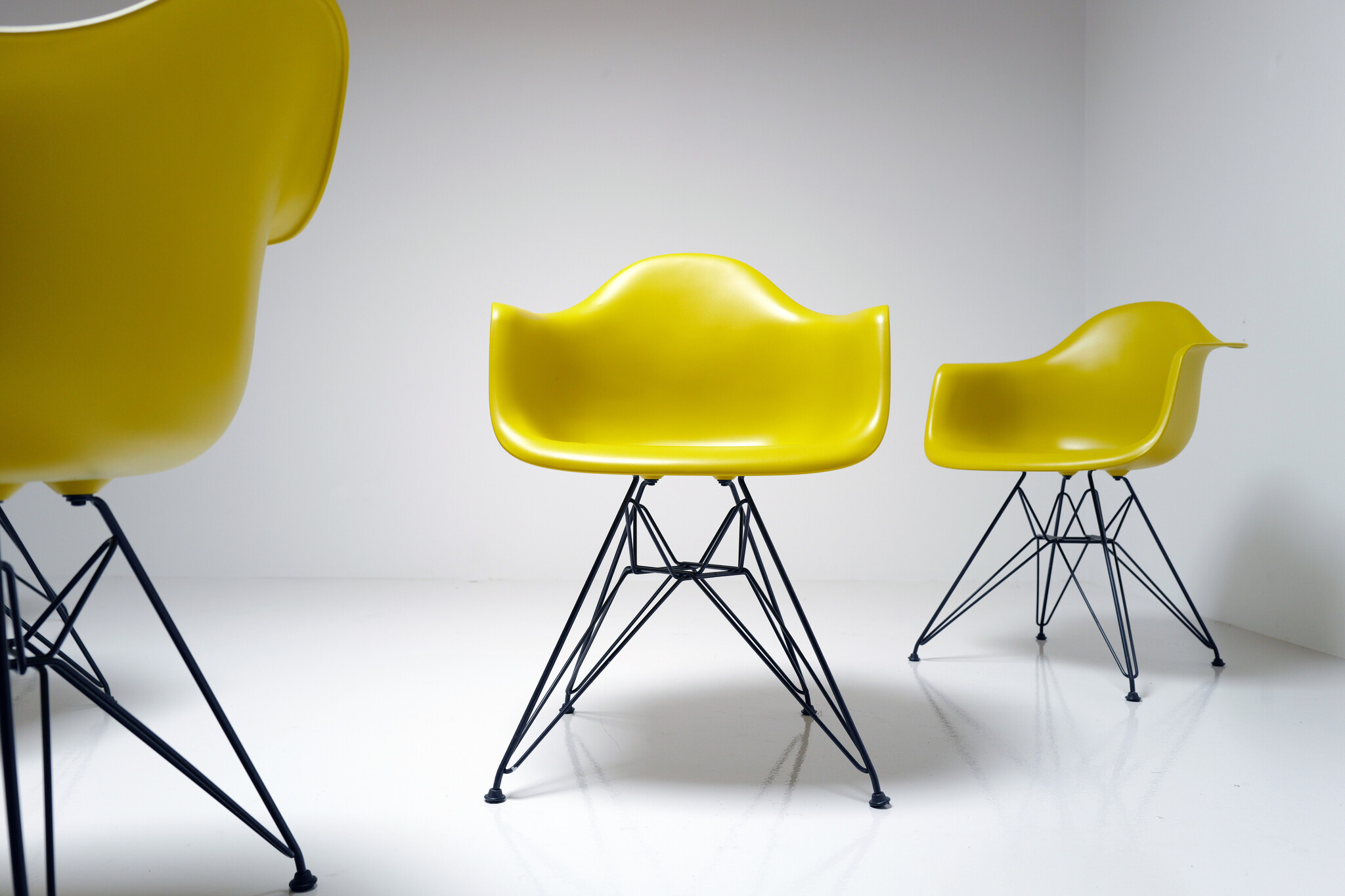 Set van 6 Eames Plastic Chairs DAR van Charles & Ray Eames