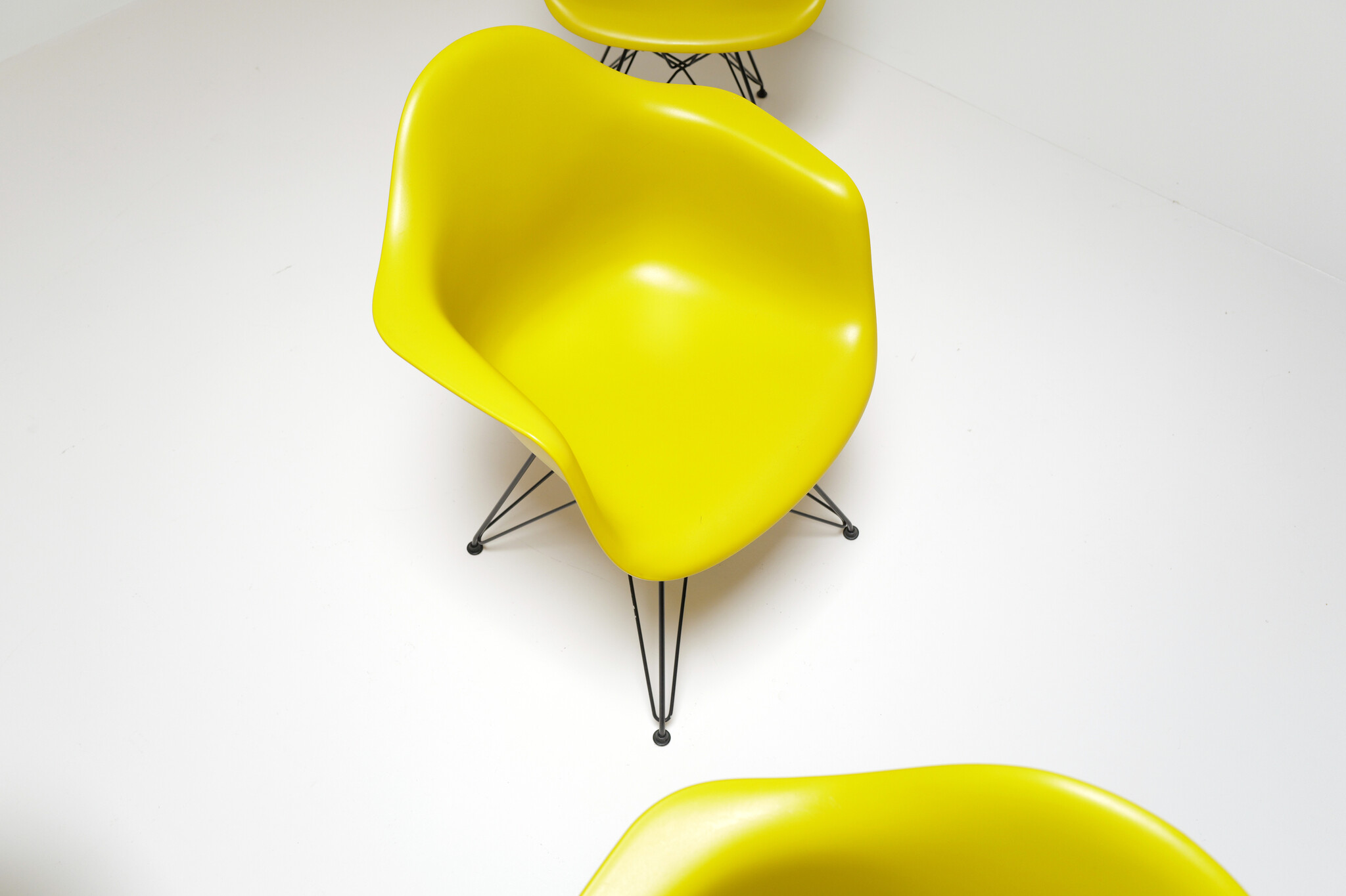 Set van 6 Eames Plastic Chairs DAR van Charles & Ray Eames