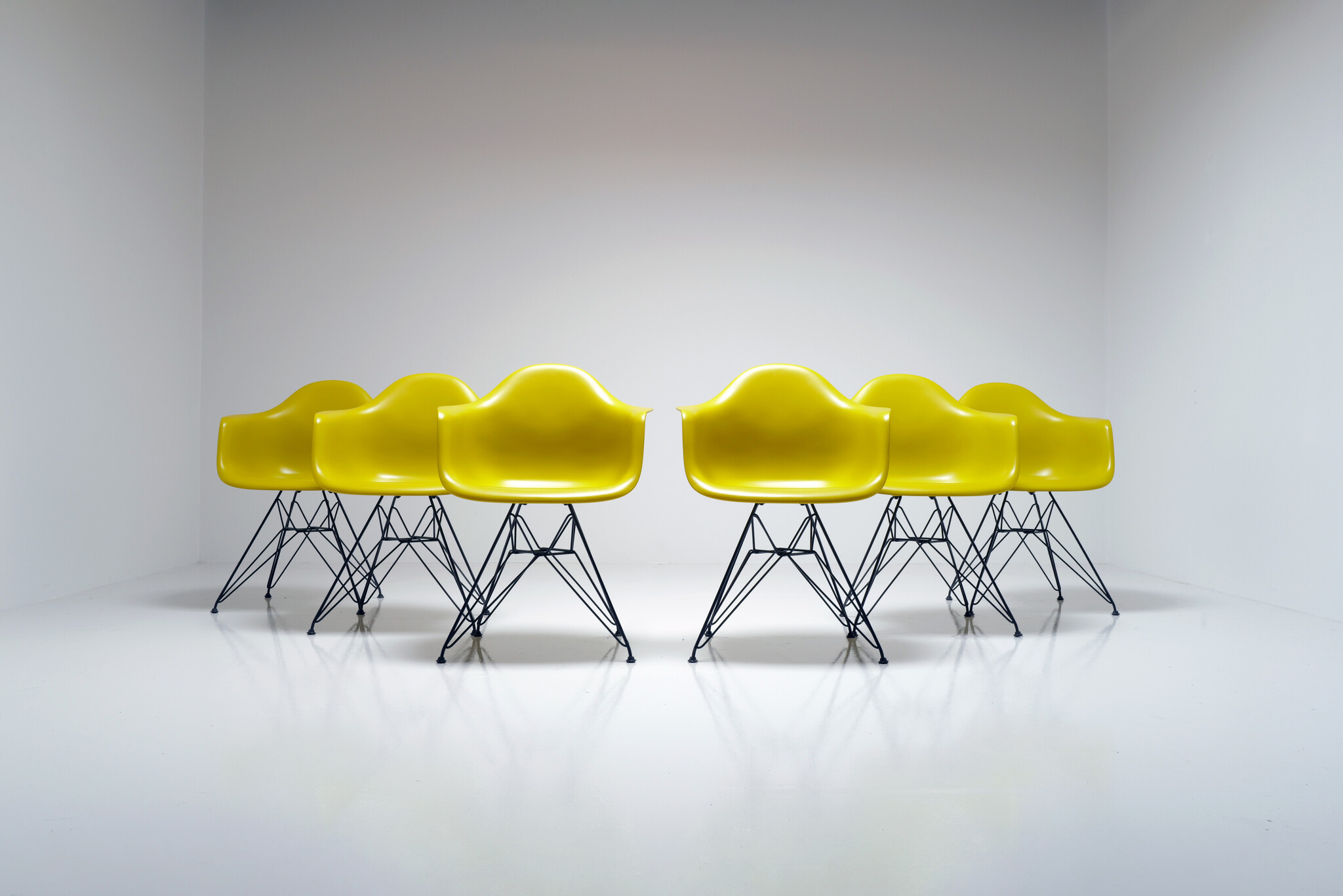 Set van 6 Eames Plastic Chairs DAR van Charles & Ray Eames