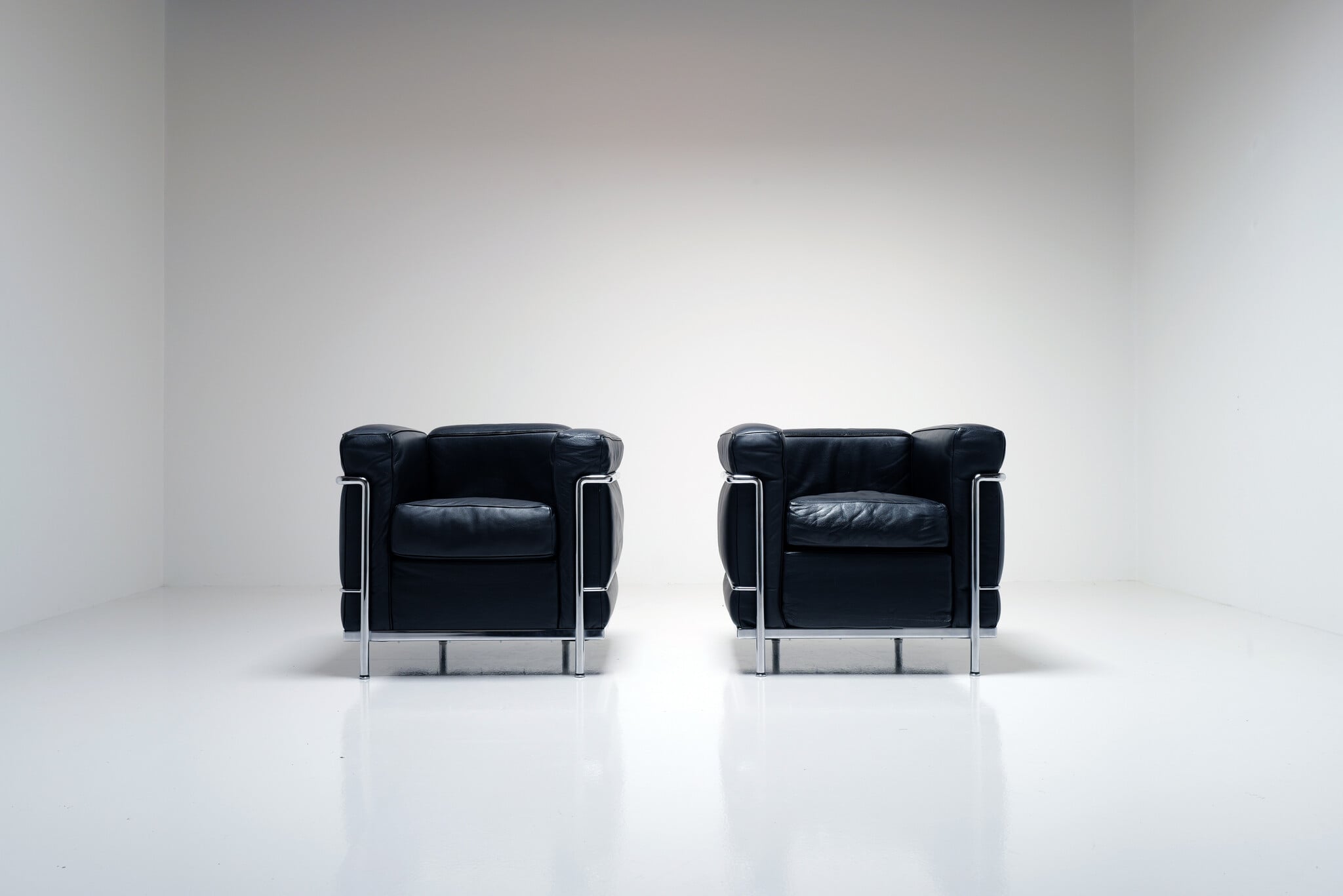 Set van 2 LC2 fauteuils van Le Corbusier, Pierre Jeanneret & Charlotte Perriand voor Cassina