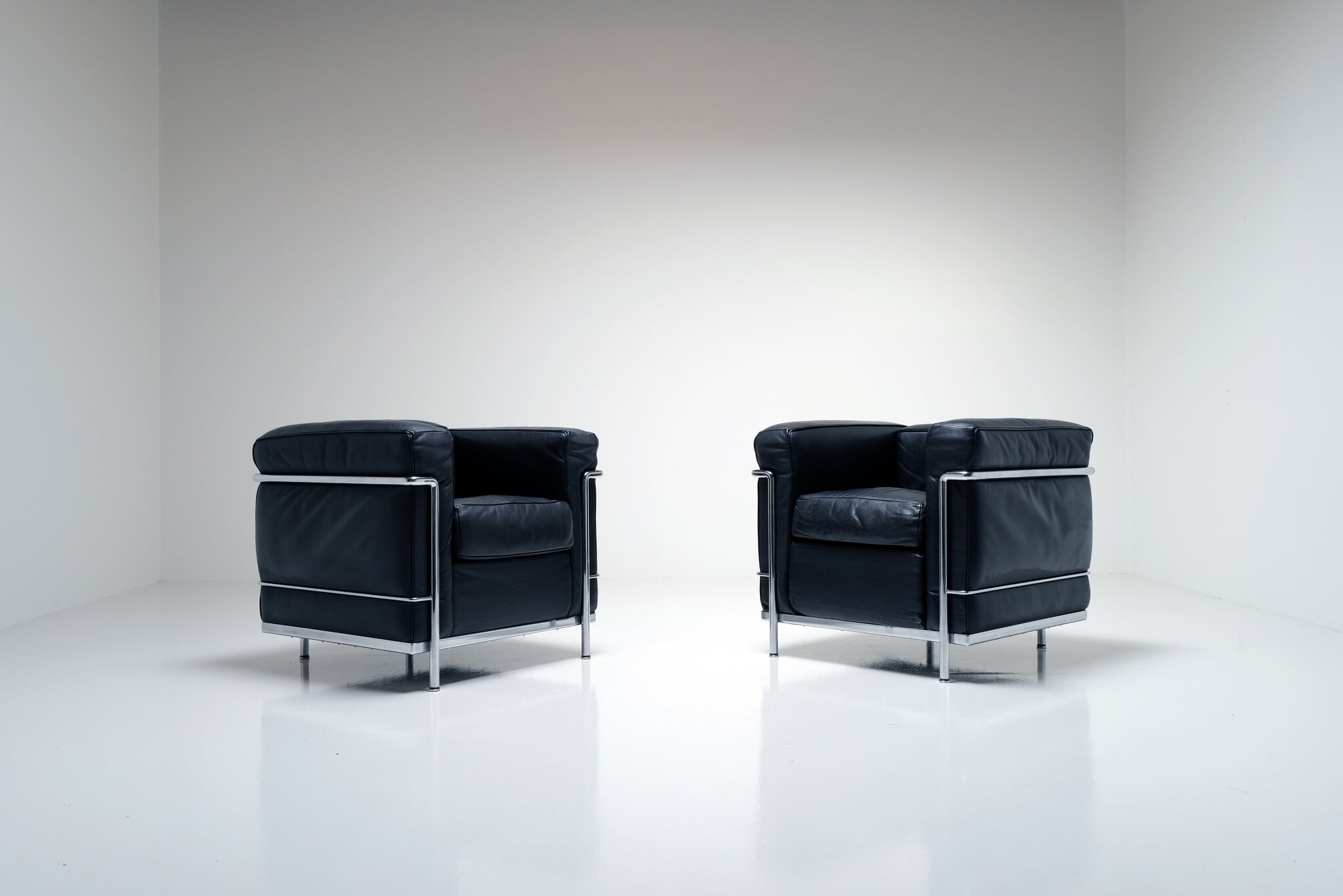 Set van 2 LC2 fauteuils van Le Corbusier, Pierre Jeanneret & Charlotte Perriand voor Cassina