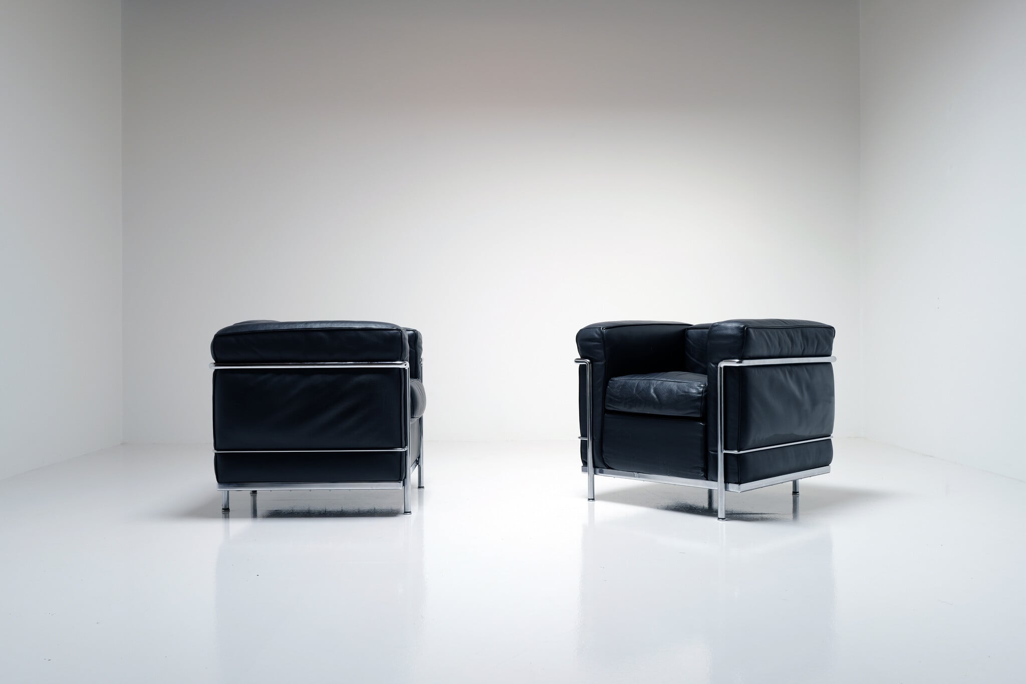 Set van 2 LC2 fauteuils van Le Corbusier, Pierre Jeanneret & Charlotte Perriand voor Cassina
