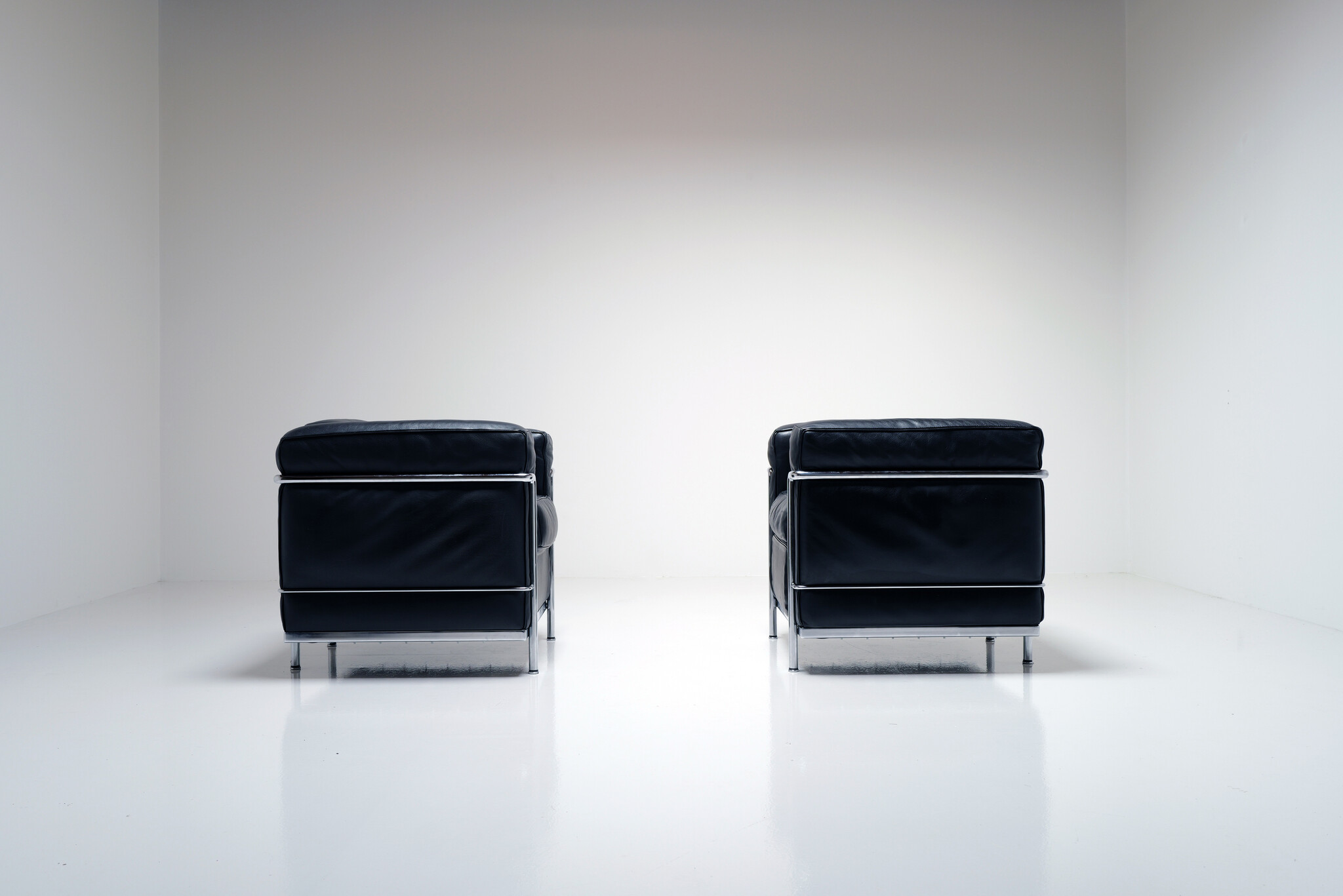 Set van 2 LC2 fauteuils van Le Corbusier, Pierre Jeanneret & Charlotte Perriand voor Cassina