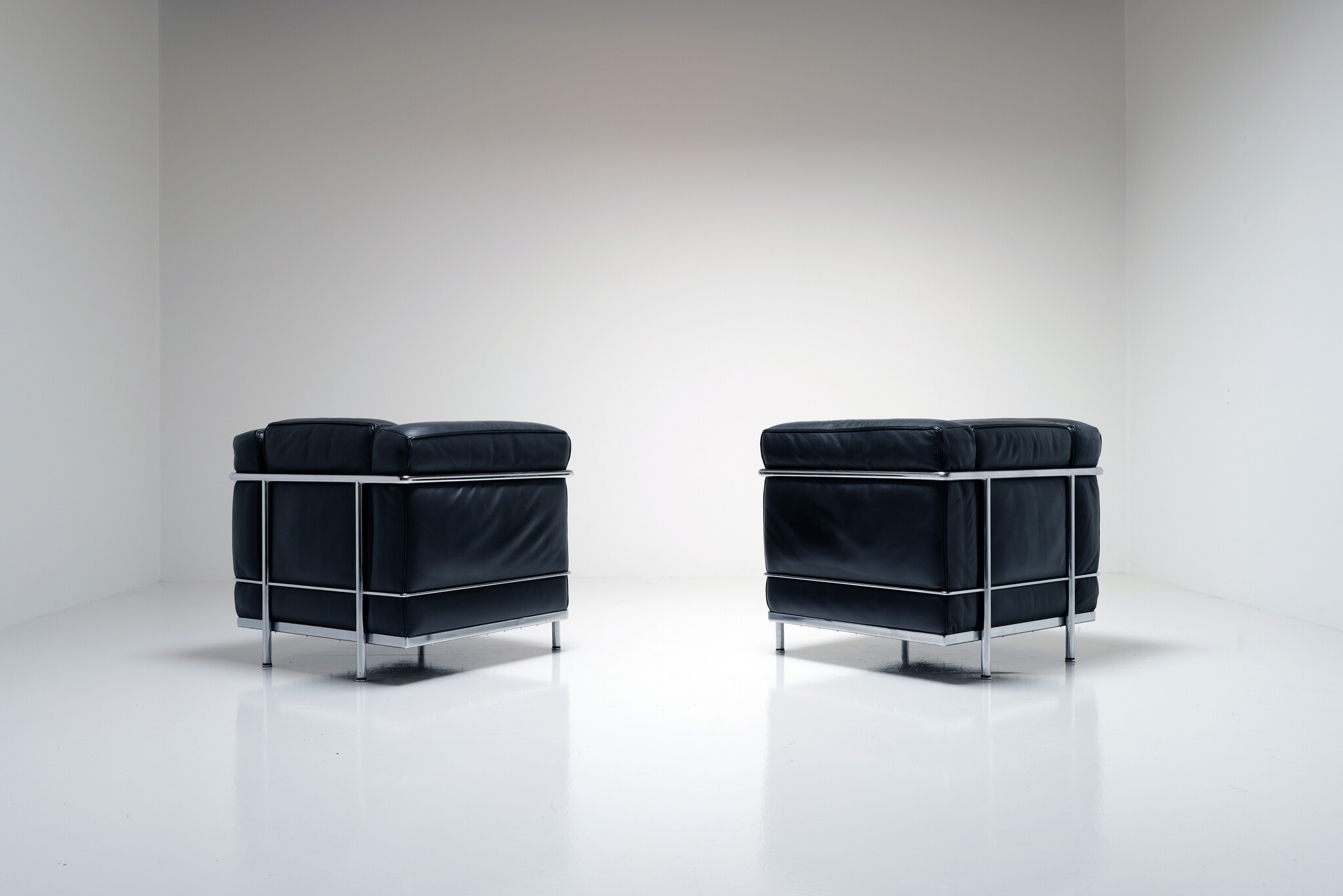 Set van 2 LC2 fauteuils van Le Corbusier, Pierre Jeanneret & Charlotte Perriand voor Cassina