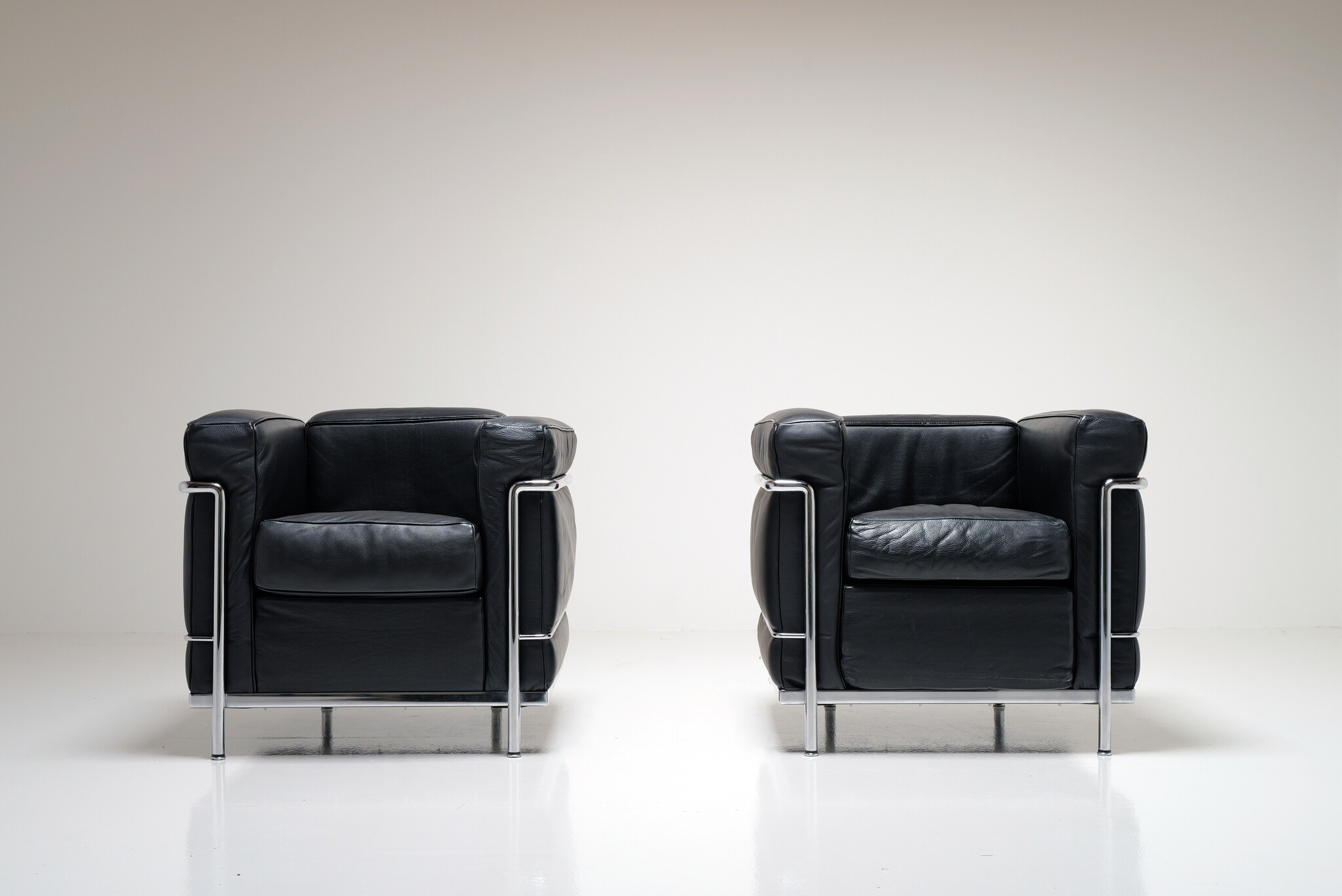 Set van 2 LC2 fauteuils van Le Corbusier, Pierre Jeanneret & Charlotte Perriand voor Cassina