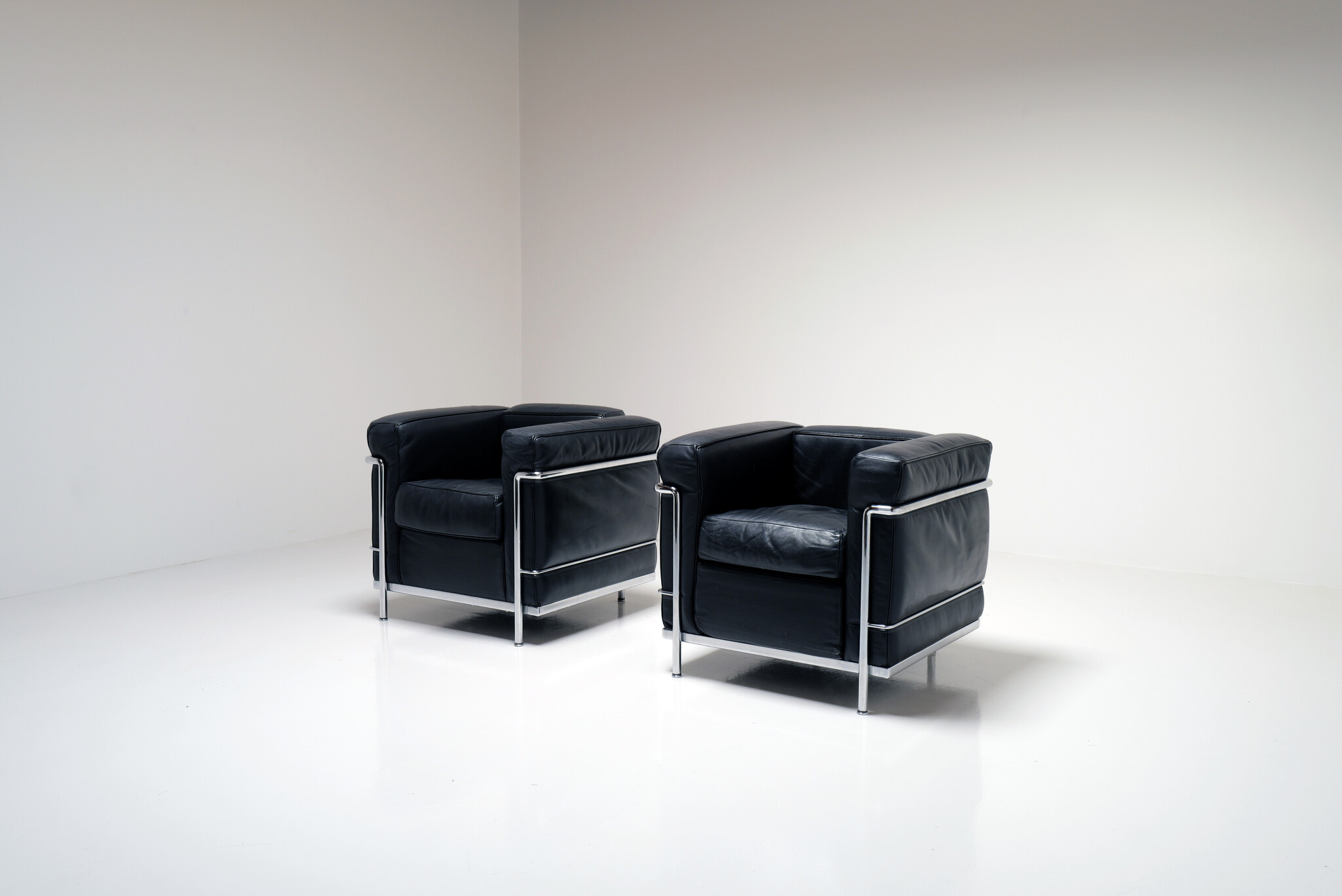 Set van 2 LC2 fauteuils van Le Corbusier, Pierre Jeanneret & Charlotte Perriand voor Cassina
