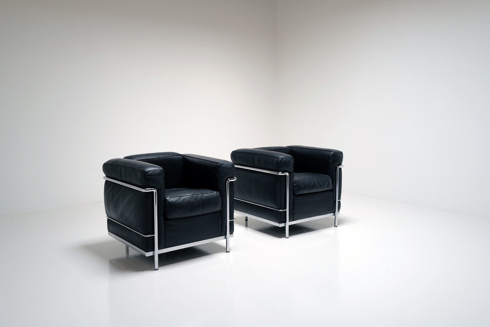 Set van 2 LC2 fauteuils van Le Corbusier, Pierre Jeanneret & Charlotte Perriand voor Cassina