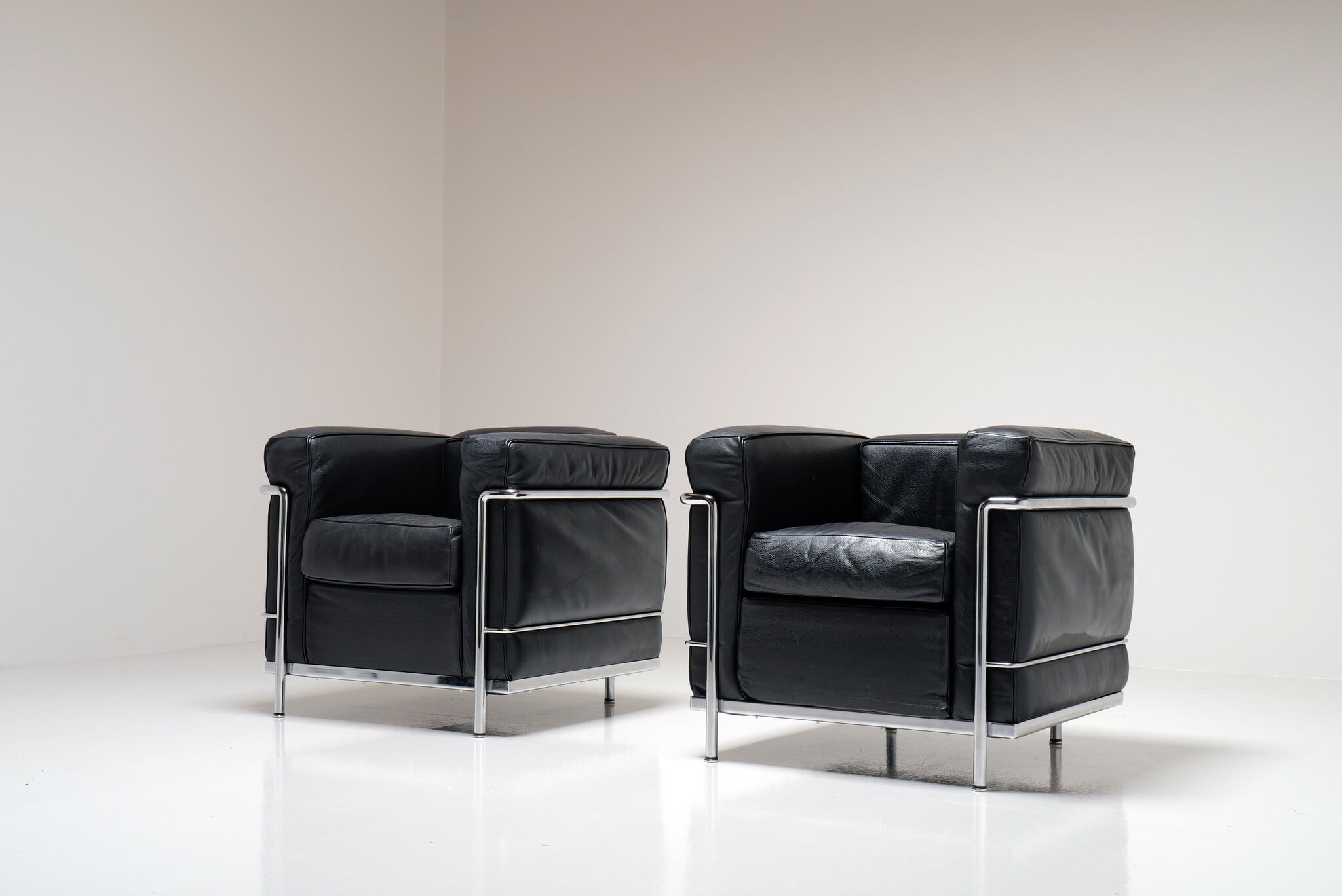 Set van 2 LC2 fauteuils van Le Corbusier, Pierre Jeanneret & Charlotte Perriand voor Cassina