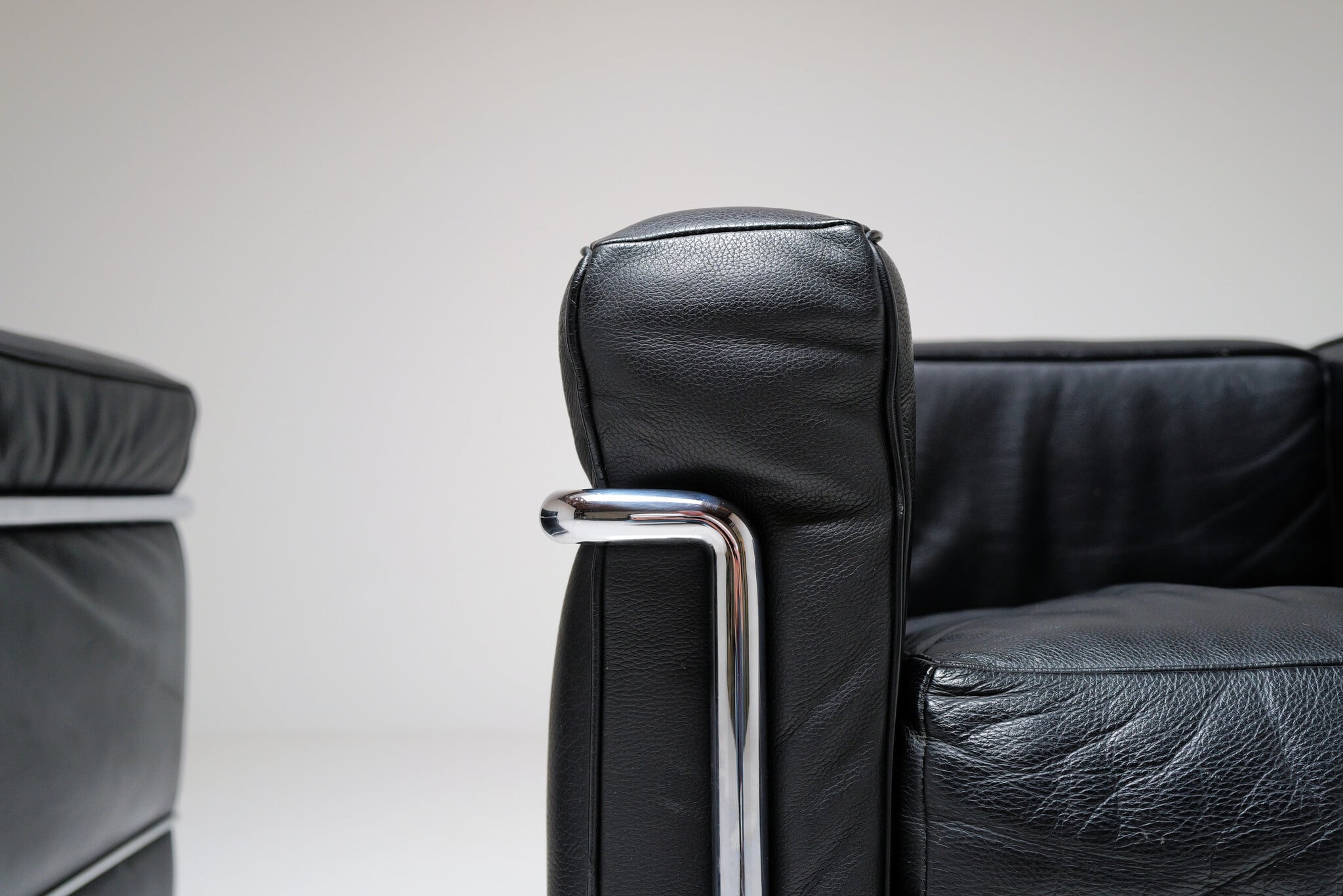 Set van 2 LC2 fauteuils van Le Corbusier, Pierre Jeanneret & Charlotte Perriand voor Cassina