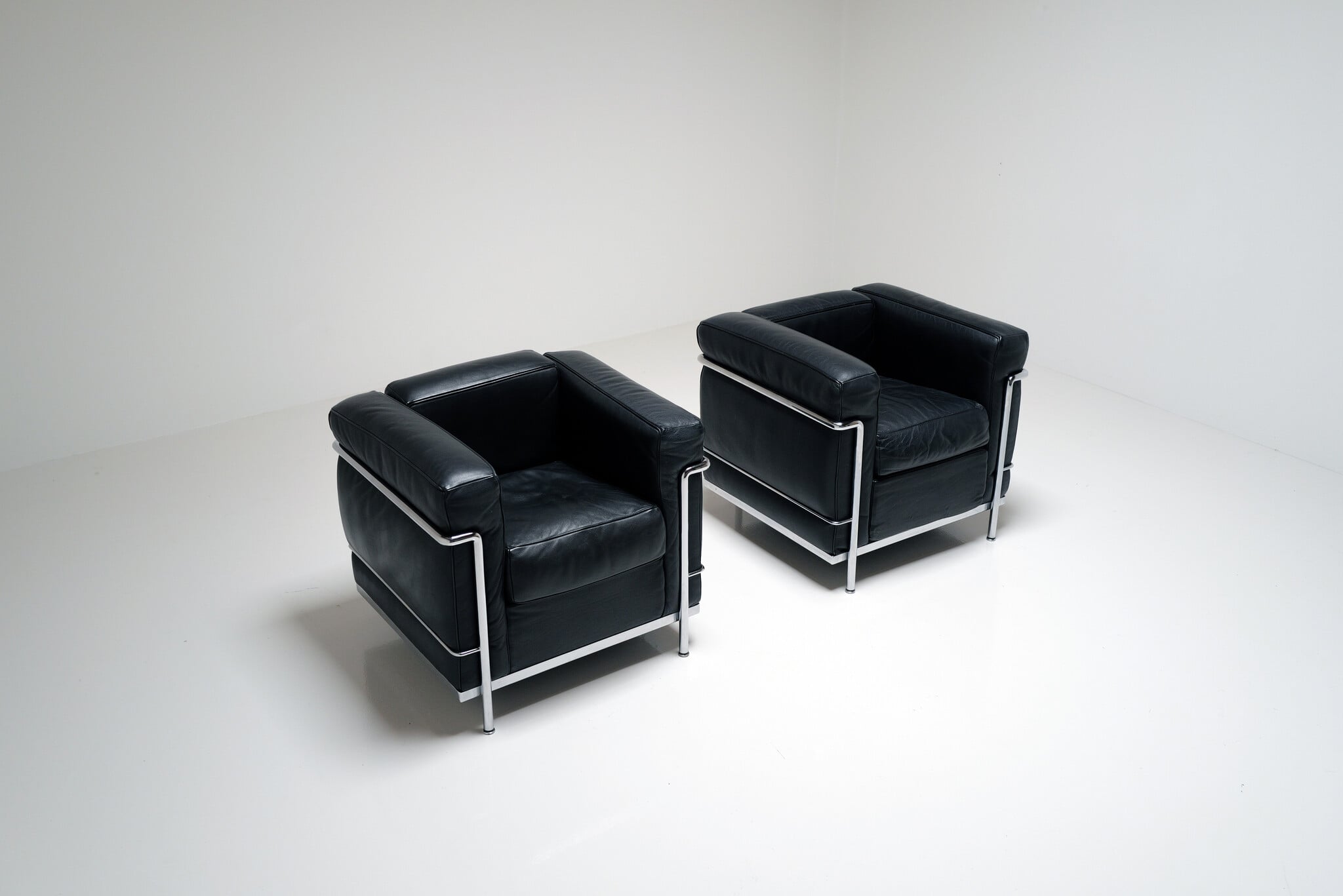 Set van 2 LC2 fauteuils van Le Corbusier, Pierre Jeanneret & Charlotte Perriand voor Cassina
