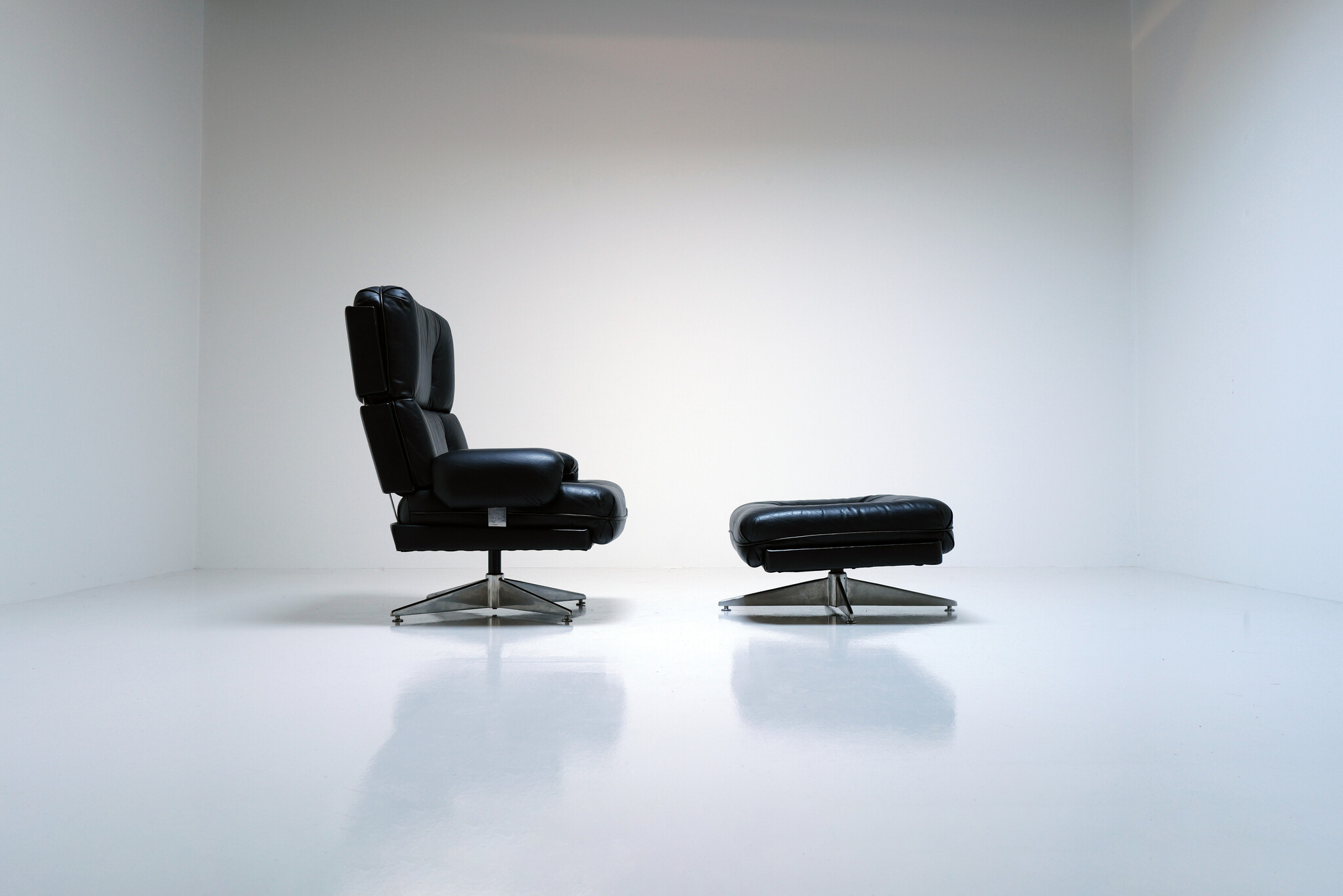 Kohinoor fauteuil met ottoman van Howard Keith voor HK Furniture, 1970s