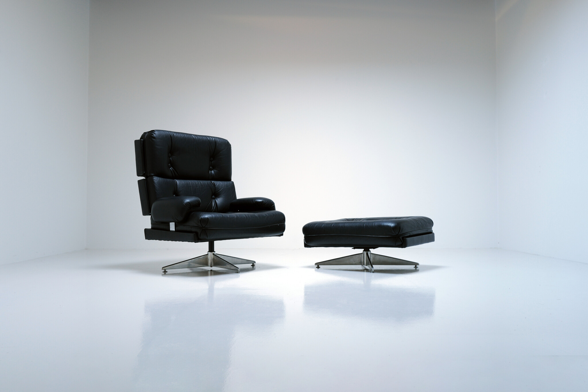 Kohinoor fauteuil met ottoman van Howard Keith voor HK Furniture, 1970s