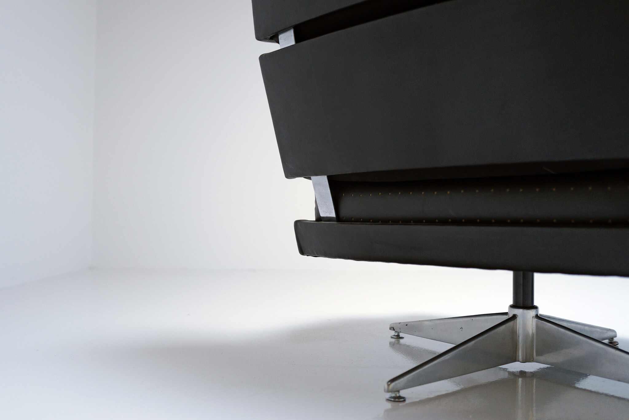 Kohinoor fauteuil met ottoman van Howard Keith voor HK Furniture, 1970s