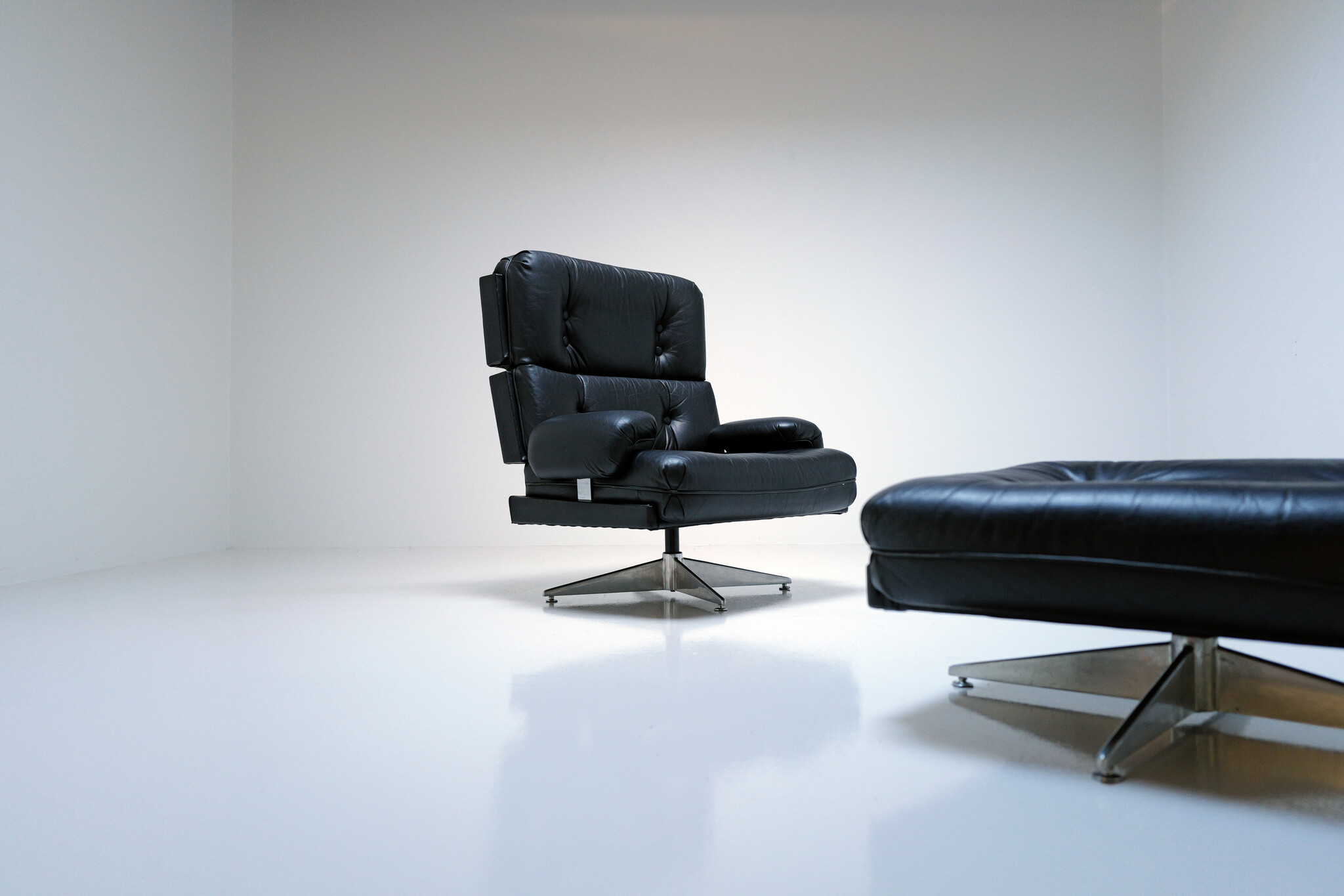 Kohinoor fauteuil met ottoman van Howard Keith voor HK Furniture, 1970s