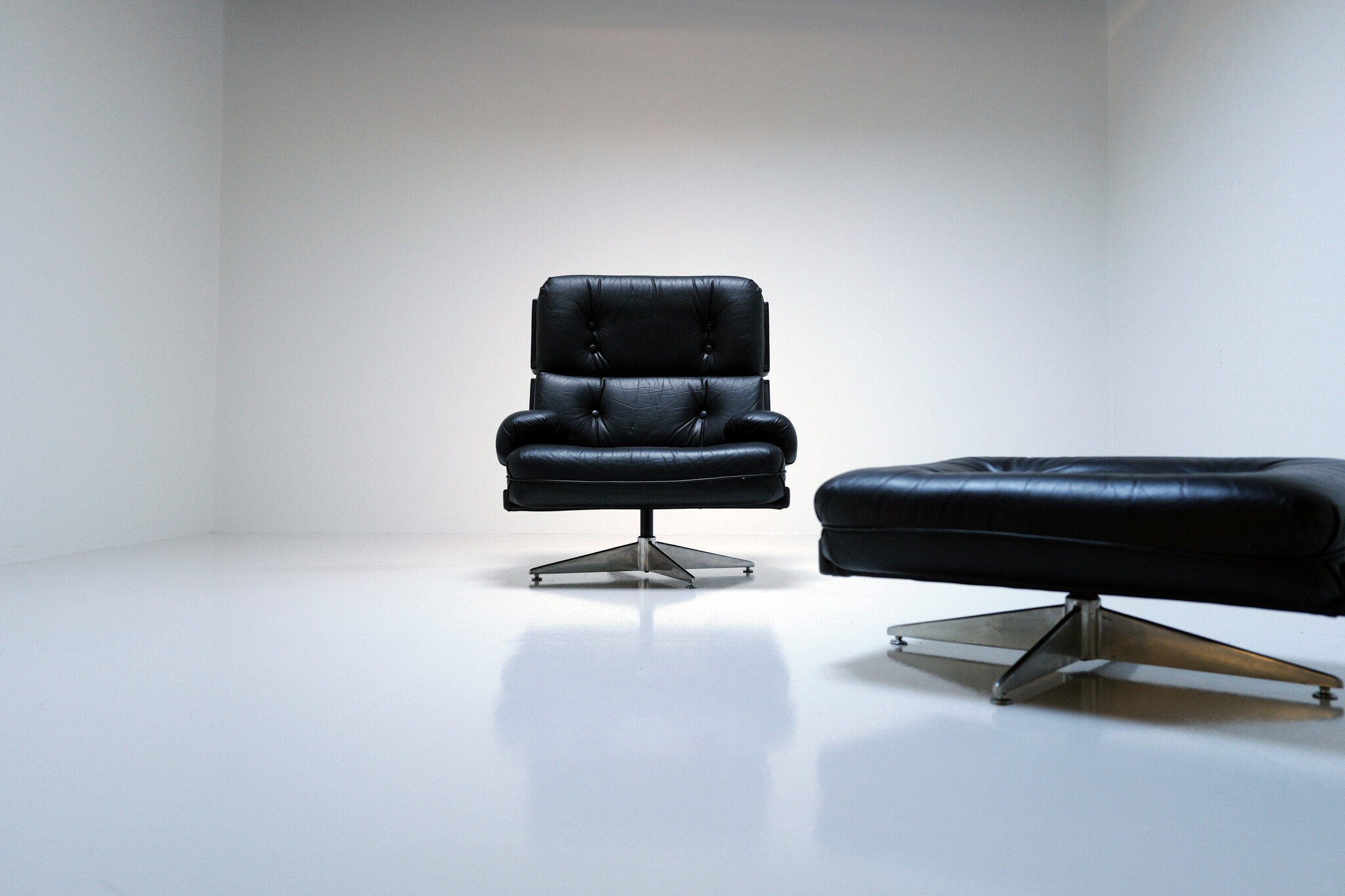 Kohinoor fauteuil met ottoman van Howard Keith voor HK Furniture, 1970s