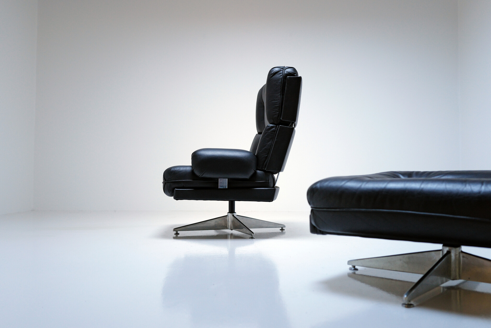 Kohinoor fauteuil met ottoman van Howard Keith voor HK Furniture, 1970s