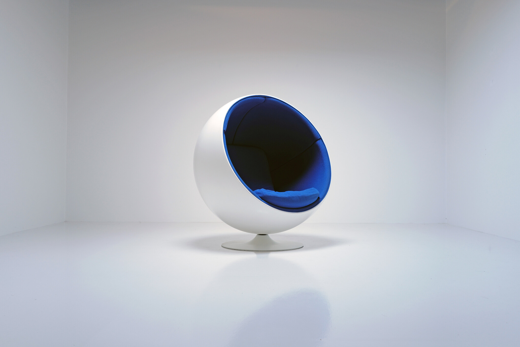 Eero Aarnio ball chair, 1963
