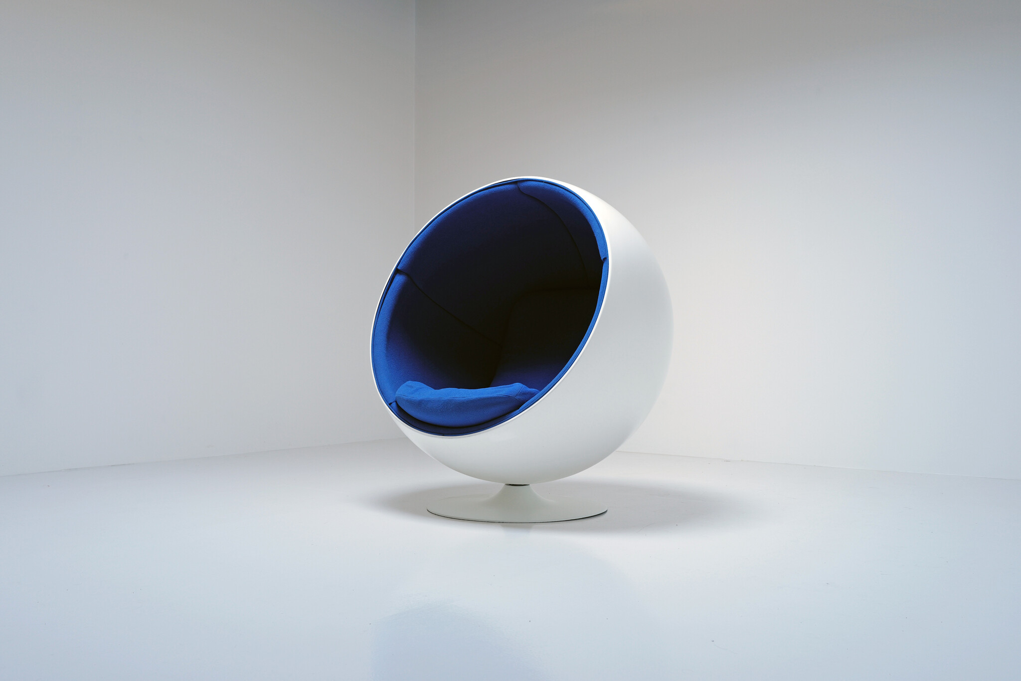 Eero Aarnio ball chair, 1963