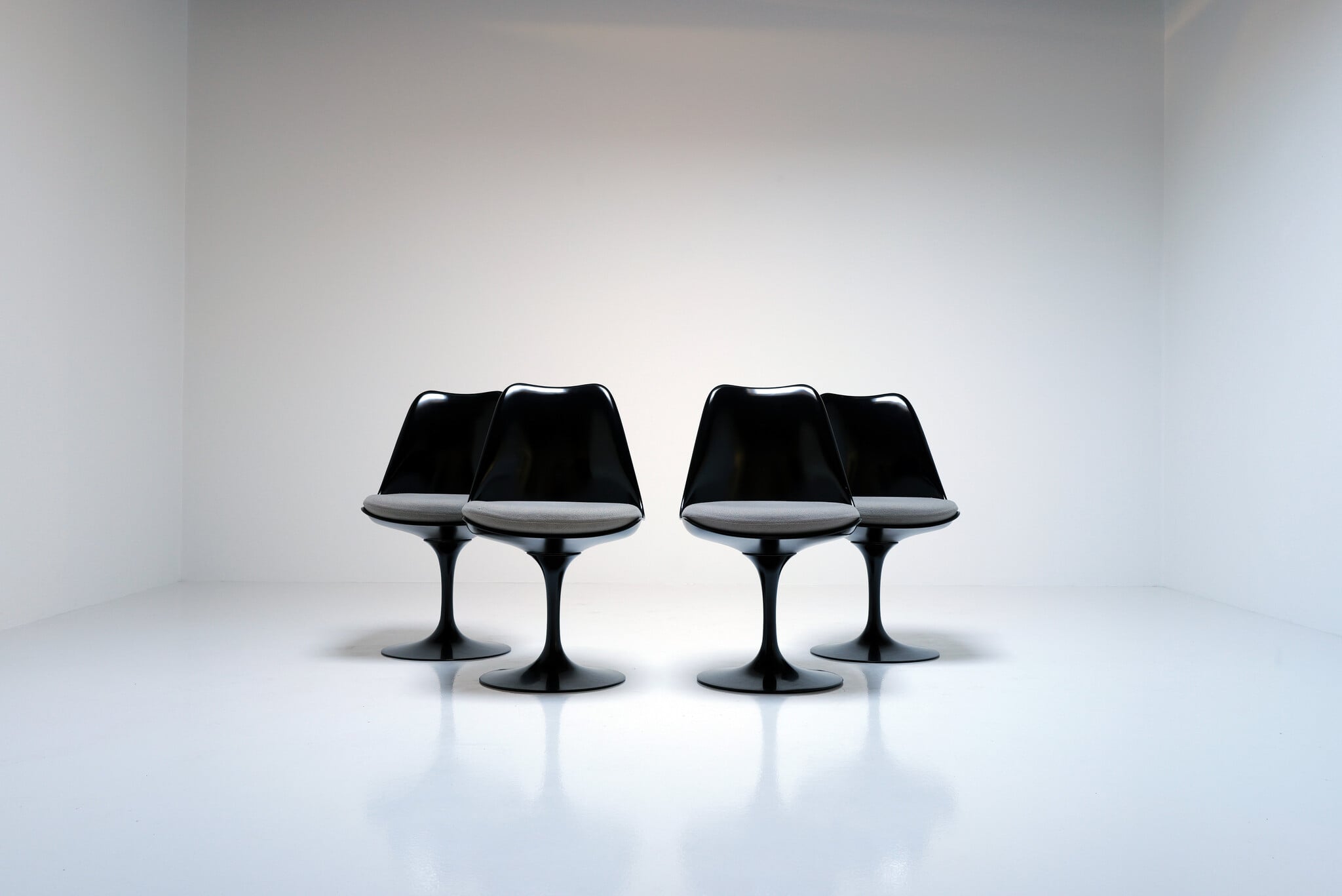 Set van 4 zwarte Tulip stoelen van Eero Saarinen voor Knoll International