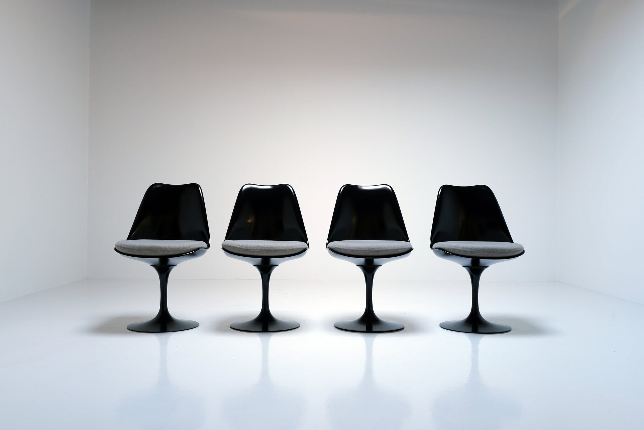 Set van 4 zwarte Tulip stoelen van Eero Saarinen voor Knoll International