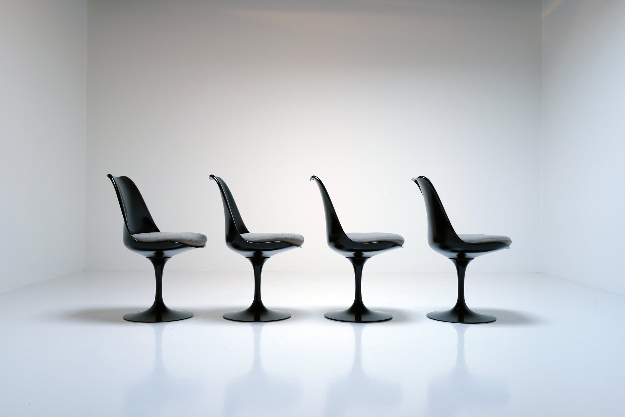 Set van 4 zwarte Tulip stoelen van Eero Saarinen voor Knoll International