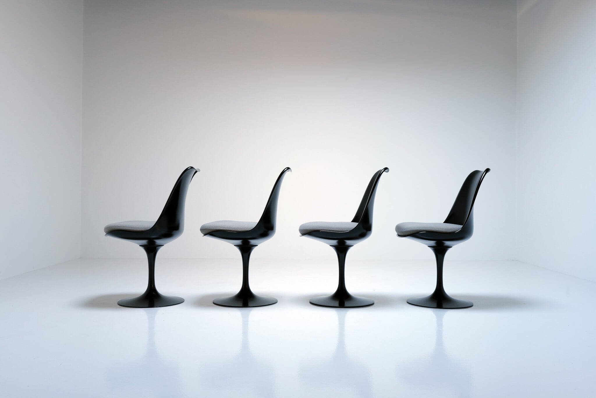 Set van 4 zwarte Tulip stoelen van Eero Saarinen voor Knoll International